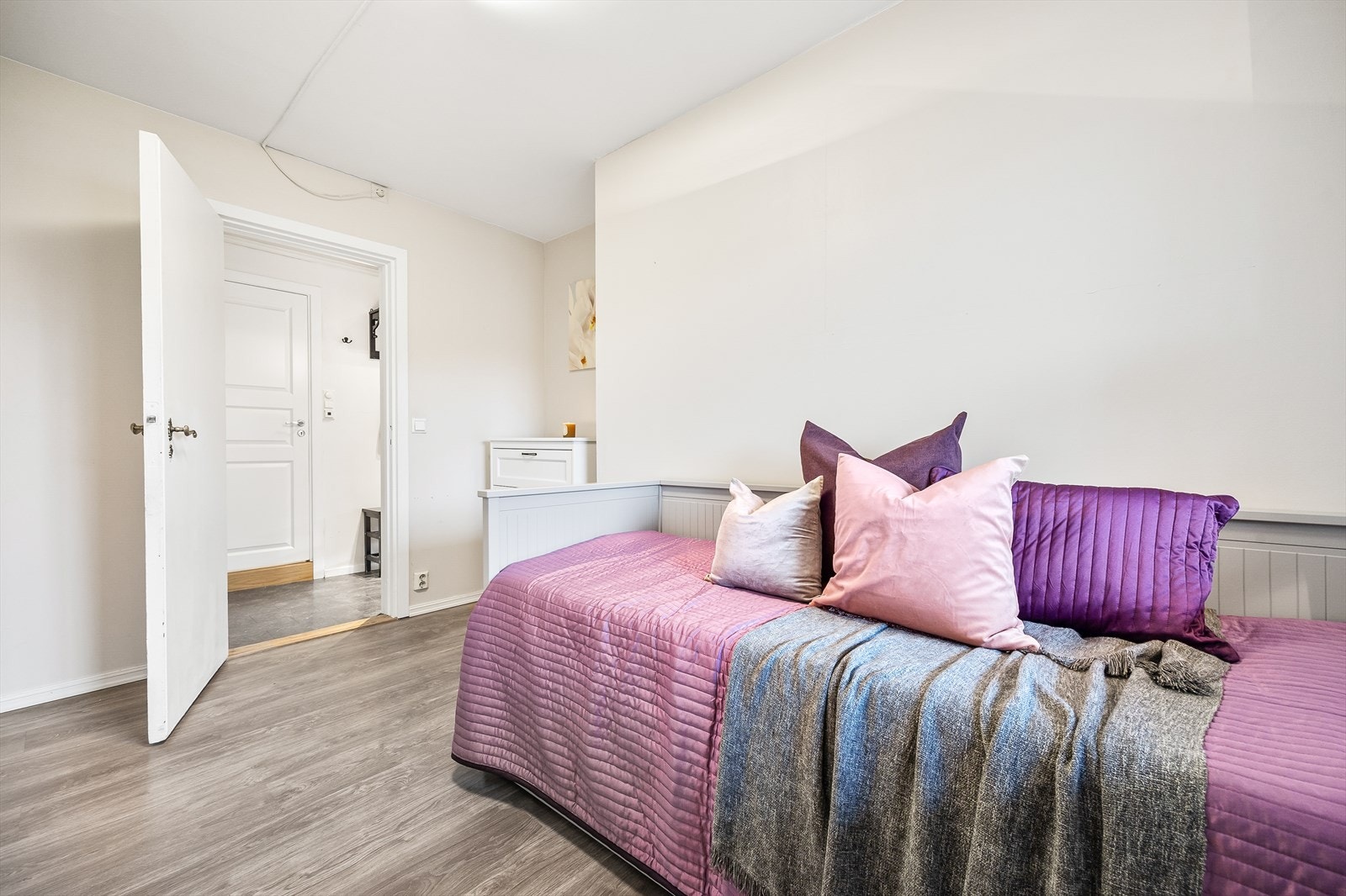 Fra soverommet er det enkel adkomst til resten av leilighetens rom. Galleribilde