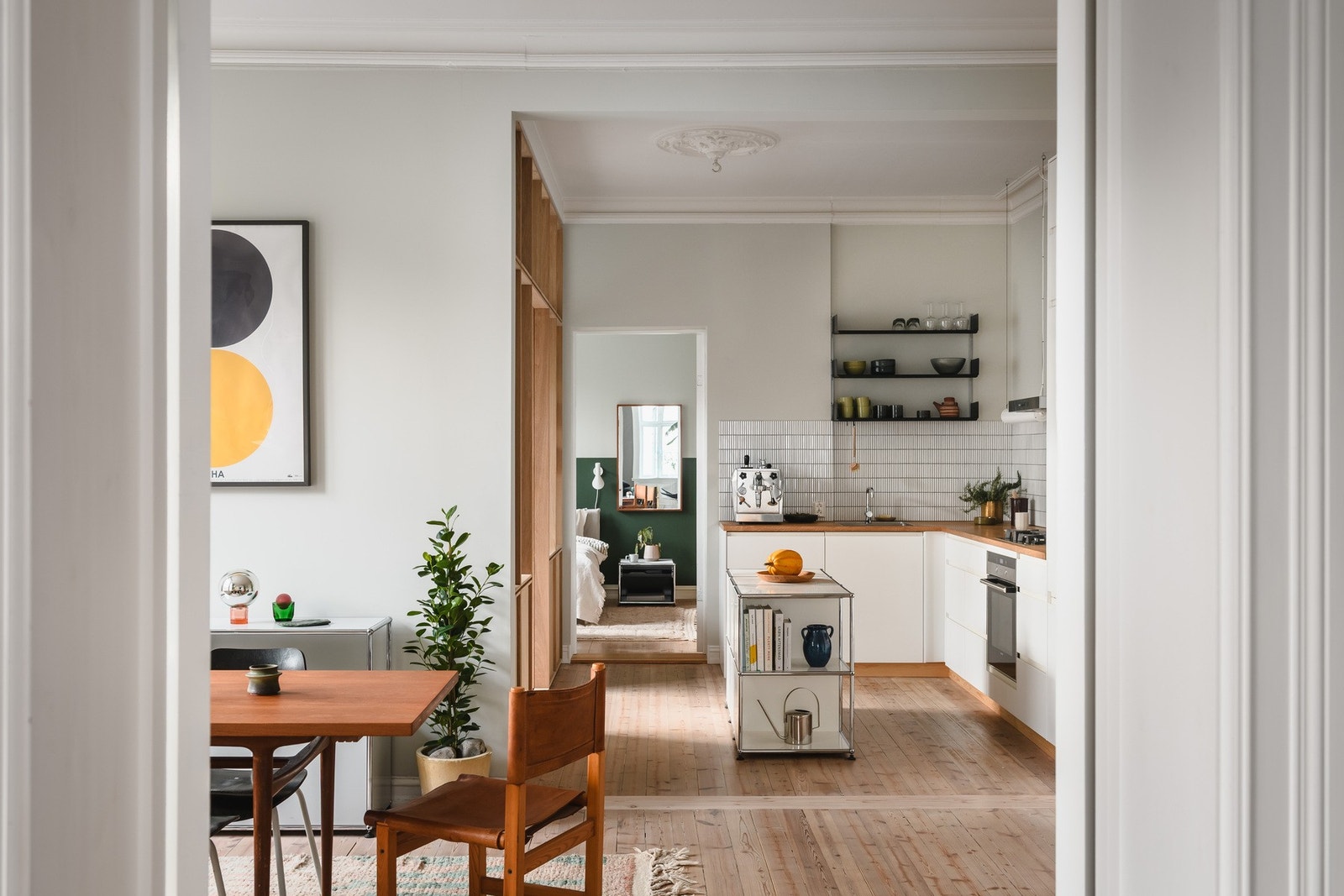 Enfilade: Tofløyede dører mellom stue og spisestue skaper en åpen og sosial romflyt. Fra spisestuen er det en dels åpen løsning mot det moderne kjøkkenet fra Kvik. Galleribilde