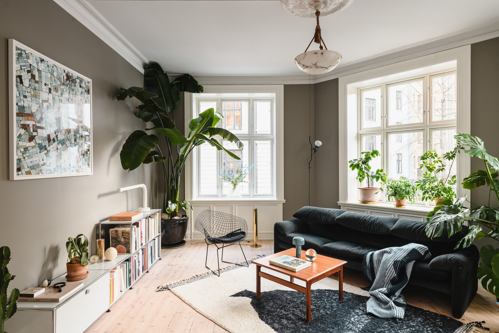 En klassisk hjørneleilighet med generøs takhøyde på ca. 3 meter og en åpen romfølelse. Galleribilde