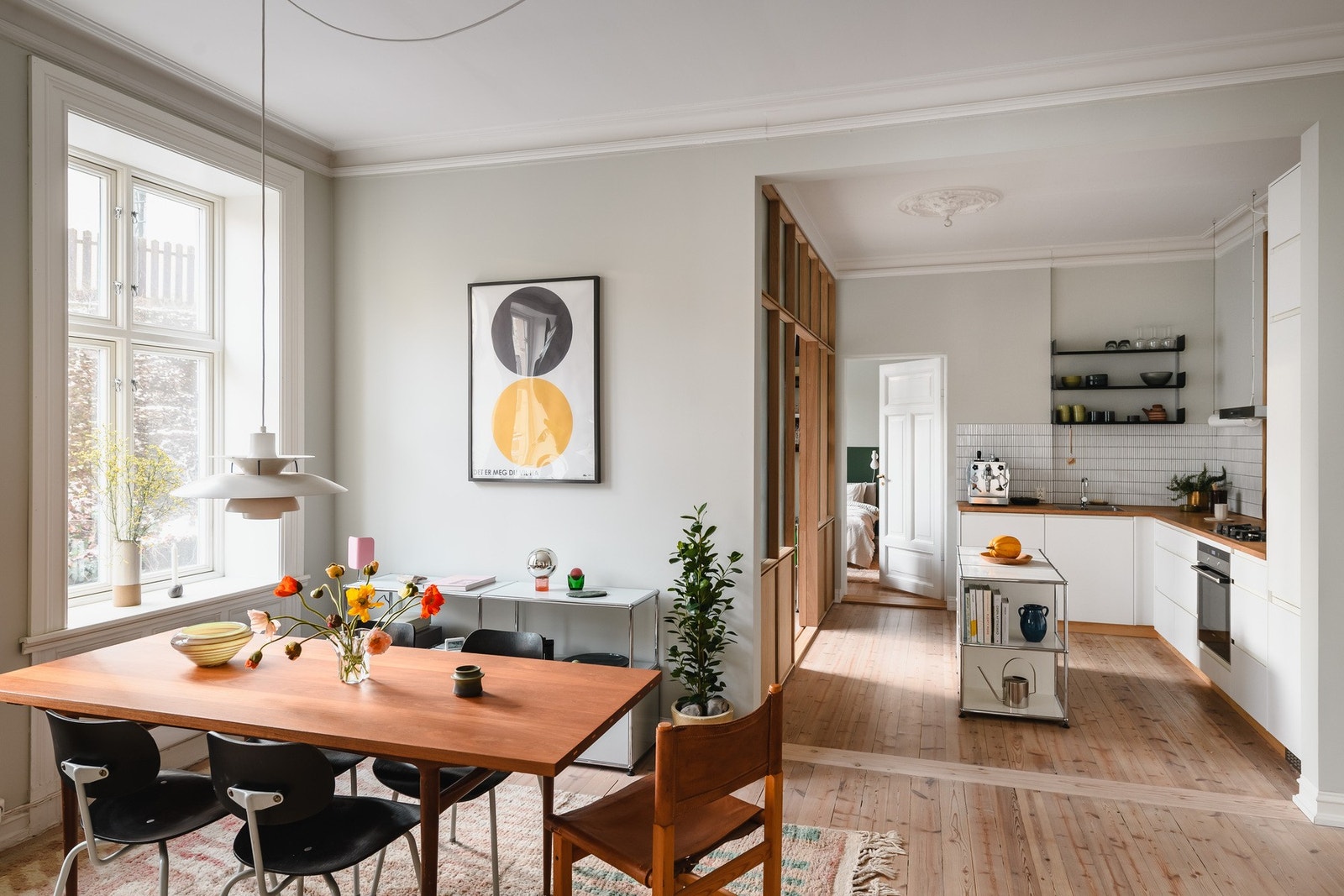 Klassisk 6-roms hjørneleilighet m/ to hybler, god takhøyde og to peisovner. Usjenert og høy 1- etasje med sentral beliggenhet. Galleribilde