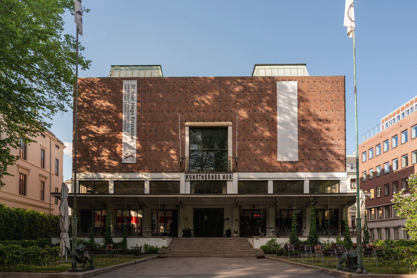 Kunstinteressert? Ta turen innom Kunstnernes, et viktig senter med utstillinger av norsk og internasjonal samtidskunst. Galleribilde