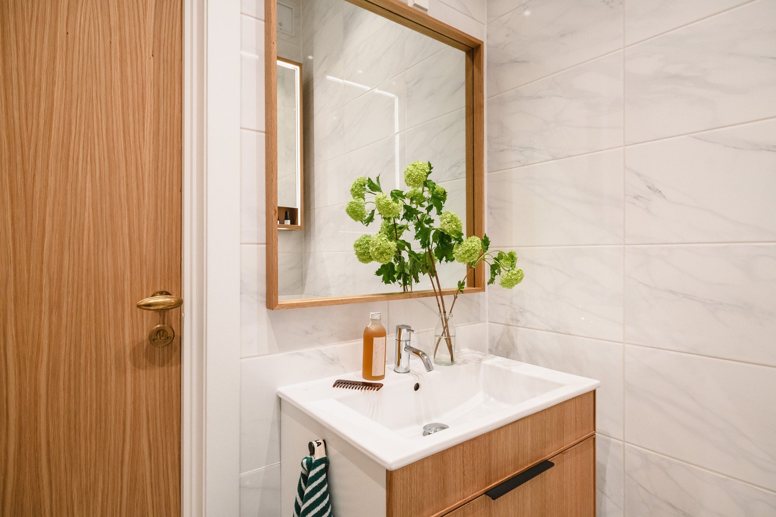 Badet ble stilrent renovert i 2017, med innredning i eikefiner og heldekkende servant. Galleribilde