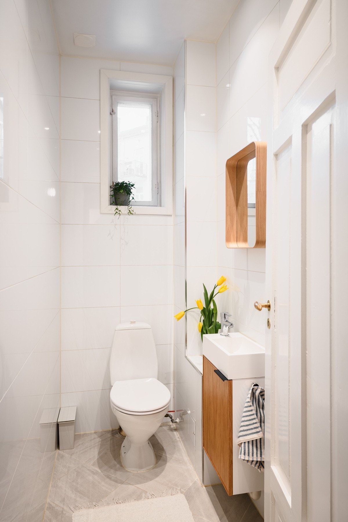 Et separat toalett med servant gir økt funksjonalitet for hybeldelen. Galleribilde