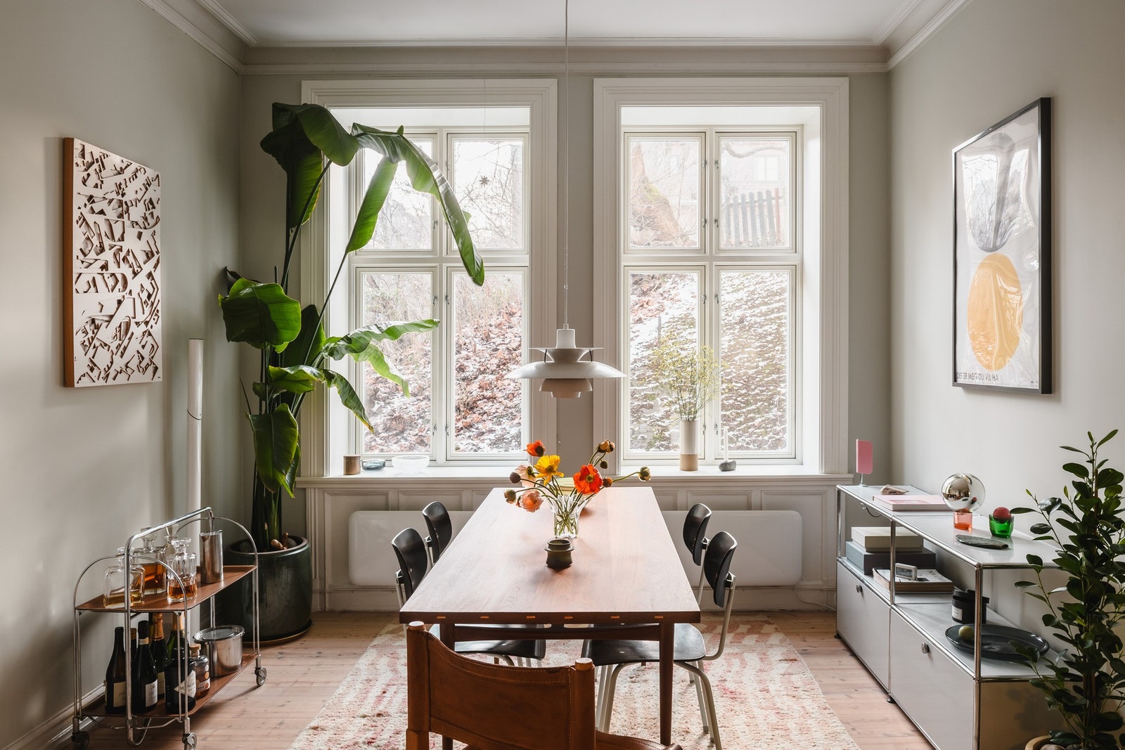 Store, nye vinduer fra 2023 slipper inn rikelig med lys og rammer inn den klassiske atmosfæren. Galleribilde