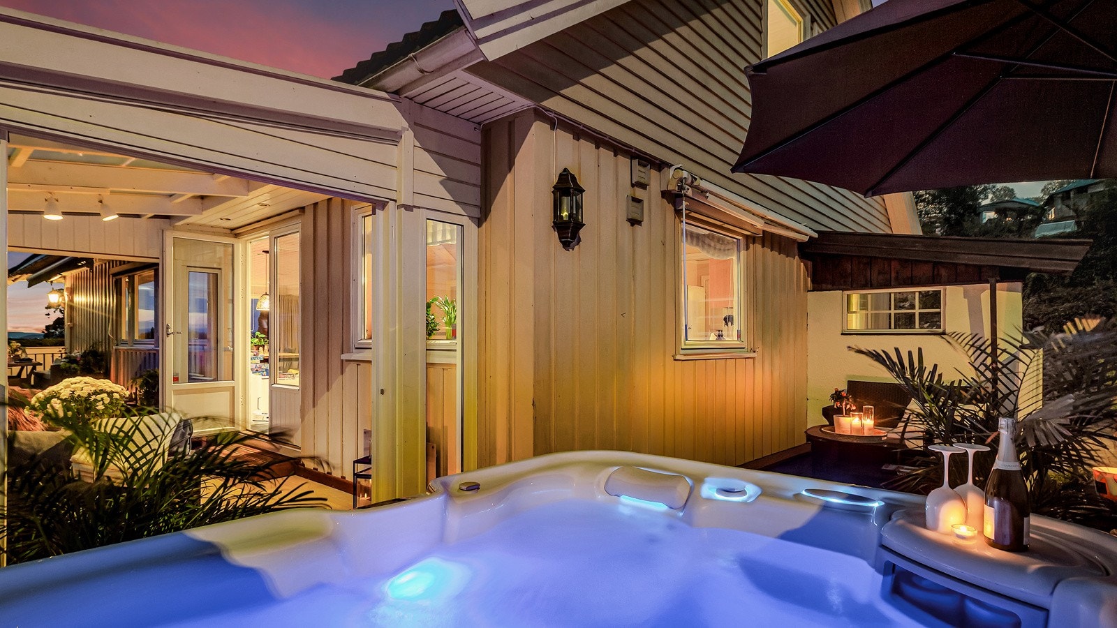 Usjenert terrasse og vinterhage med jacuzzi som medfølger salget. Galleribilde