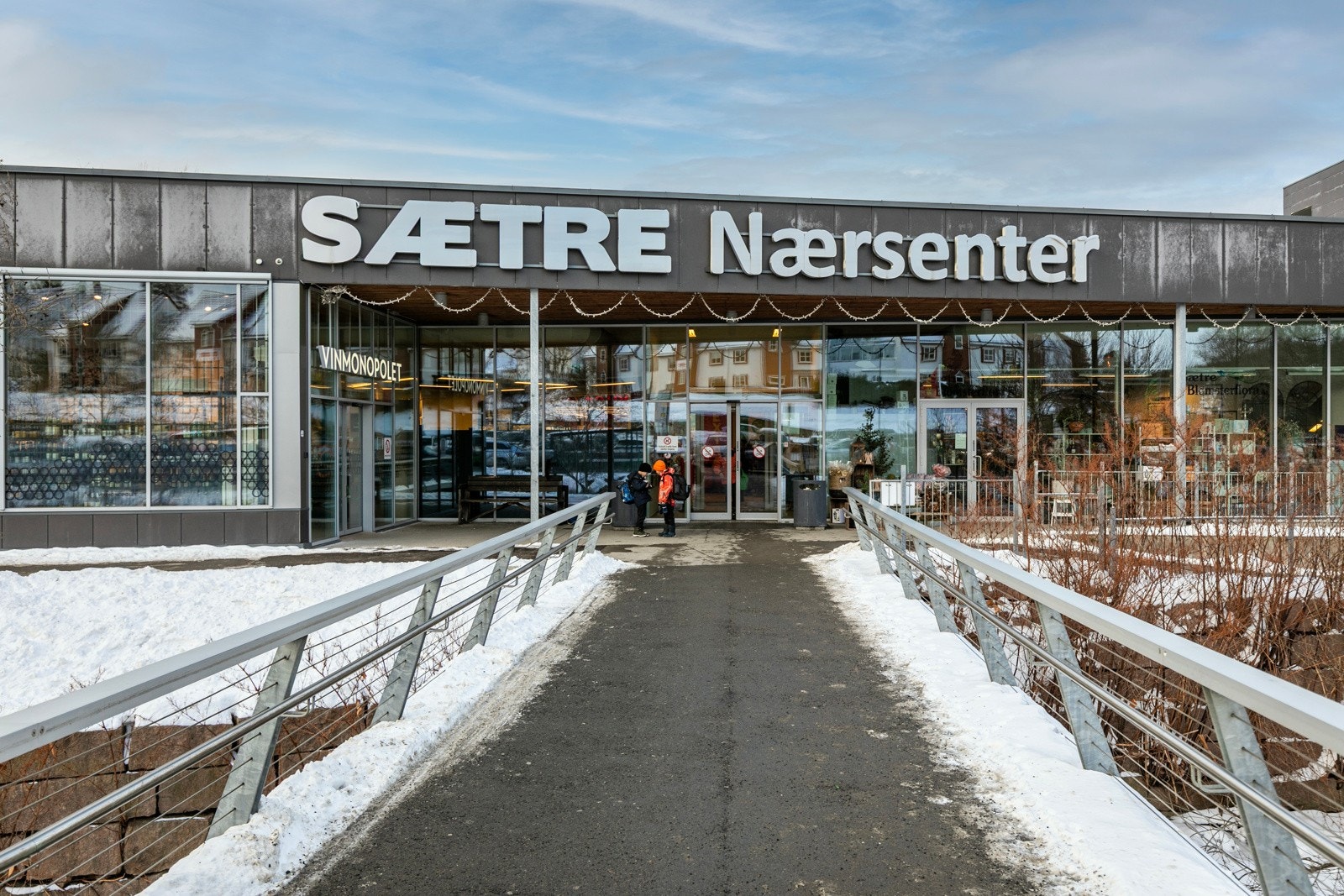 Sætre nærsenter - kun er kort kjøretur unna. Galleribilde
