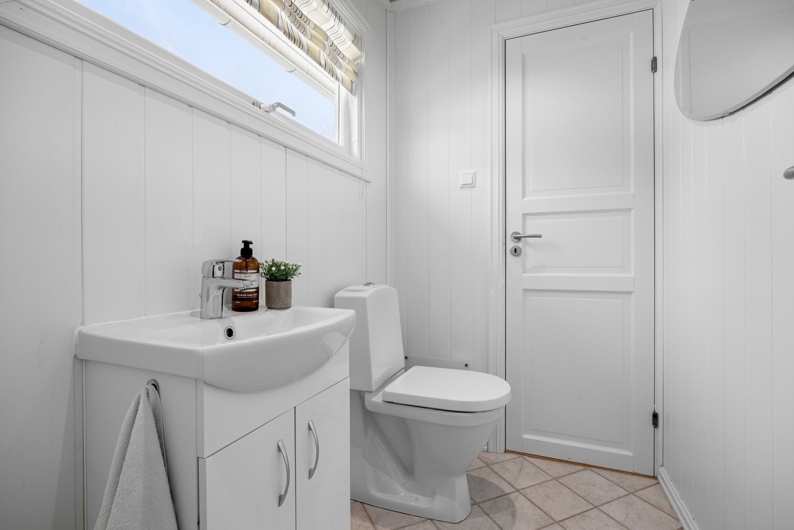 Toalettrom med adkomst fra grovkjøkken og entré. Galleribilde