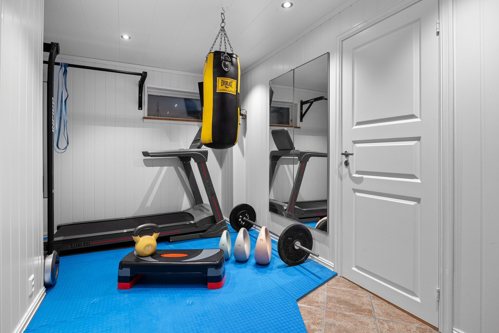 Treningsrom i underetasje. Ikke godkjent som rom til varig opphold. Galleribilde