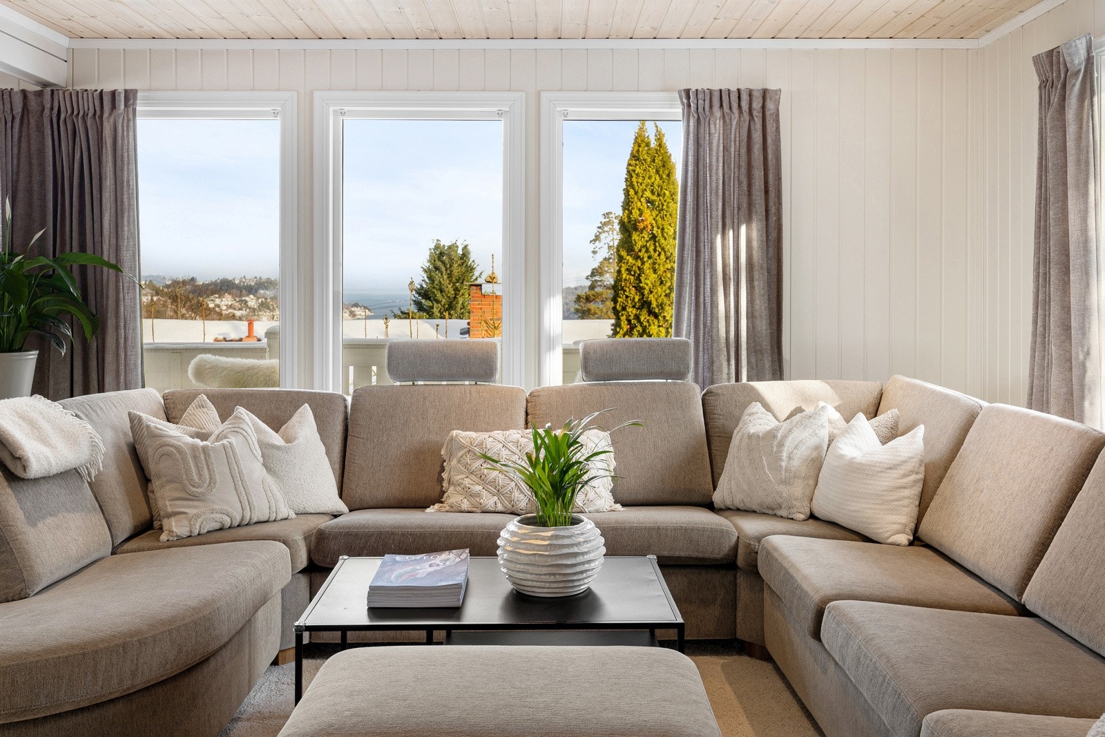 Store vindusflater som gir rikelig med naturlig lys. Galleribilde