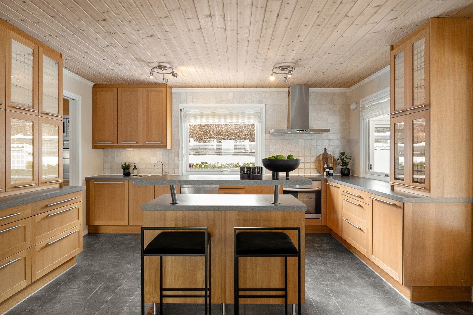 Kjøkkenet har godt med skap- og benkeplass samt et meget praktisk grovkjøkken med vask og ovn nummer to. Galleribilde