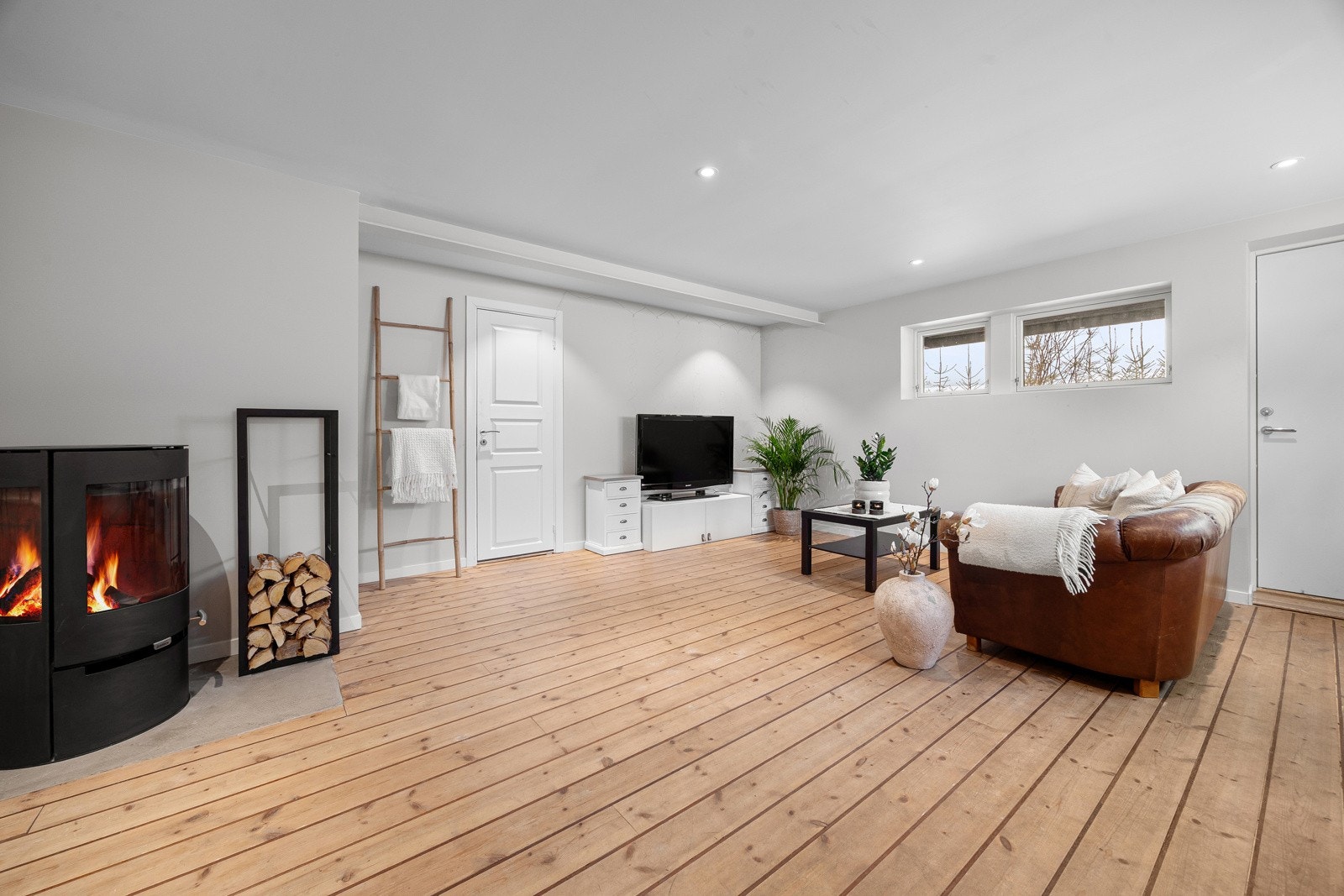 Hybelen har egen adkomst fra hagen og dør til gangen i underetasje. Galleribilde