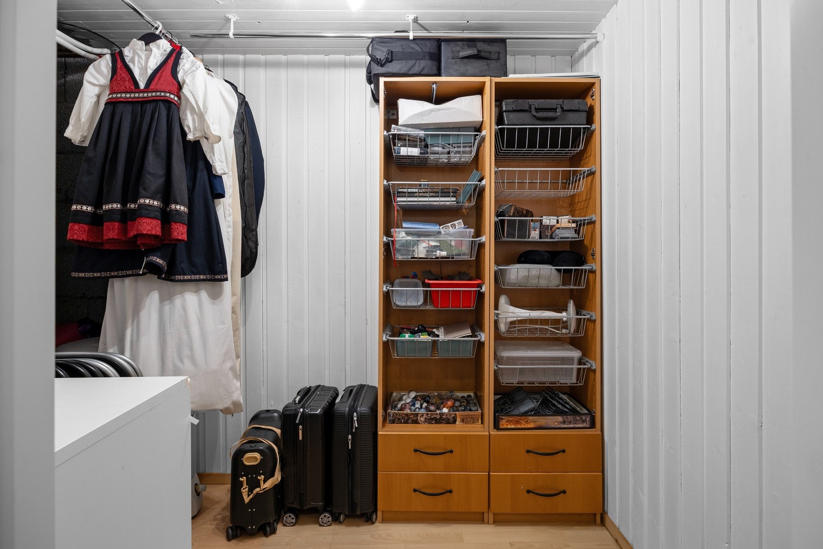 Boligen har 3 boder i underetasjen og godt med lagringsplass. Varmtvannsbereder fra 2024 til hybeldel. Galleribilde