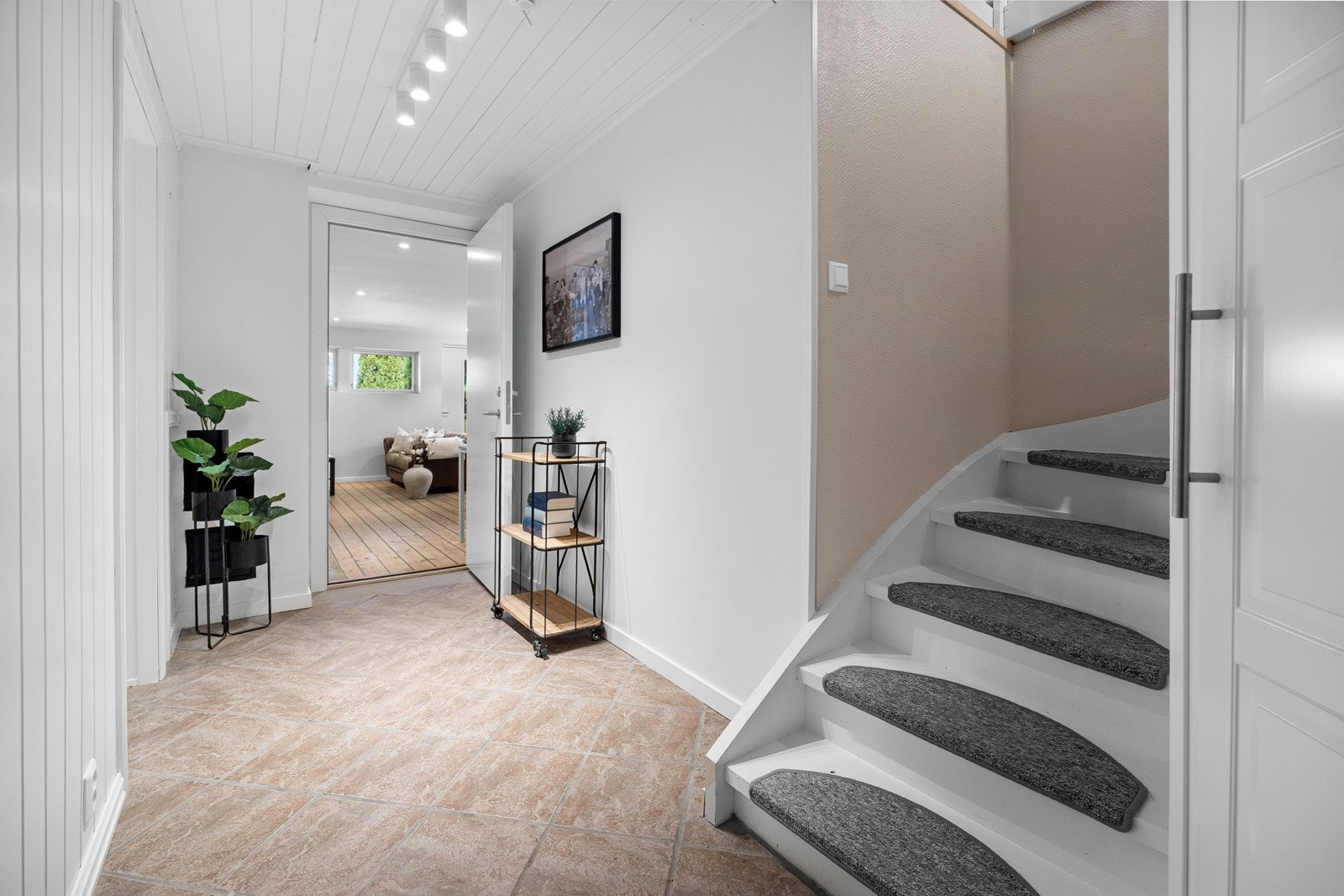 Trappeløp ned til underetasjen. Galleribilde