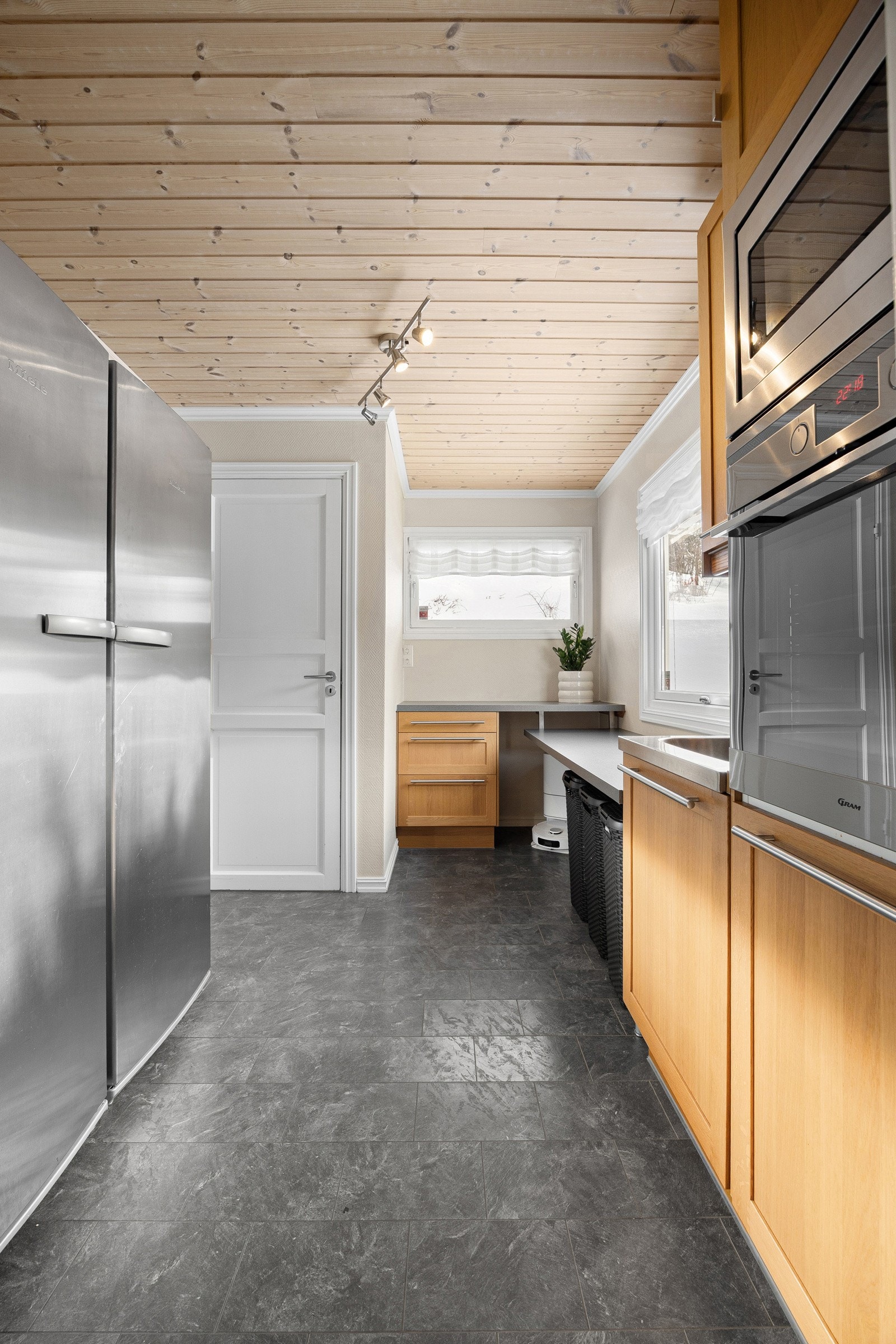 Grovkjøkken i forbindelse med kjøkkenet. Galleribilde