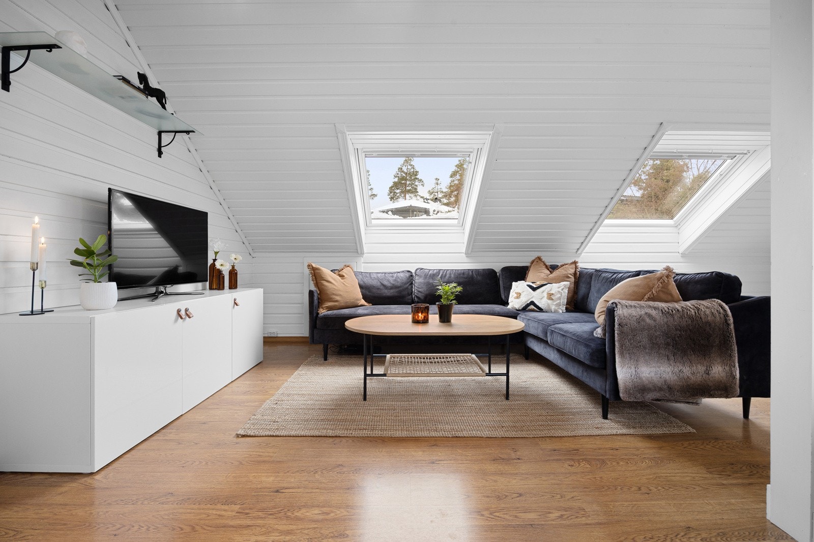 Loftstue med plass til sofa og Tv-møblement. Ypperlig for barnefamilier! Galleribilde