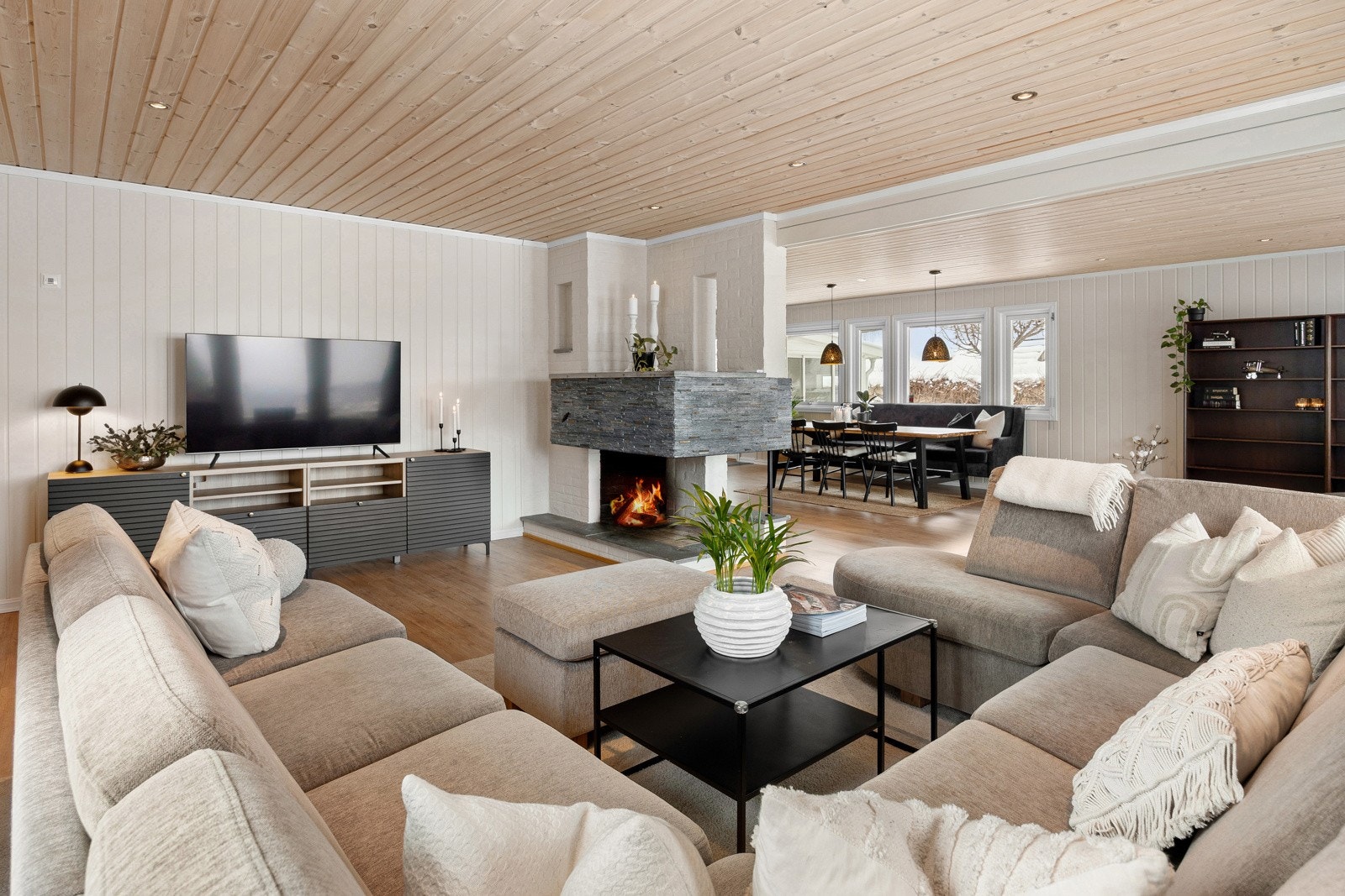 Det er montert varmepumpe i stuen og peisovn samt varme i gulv. Galleribilde