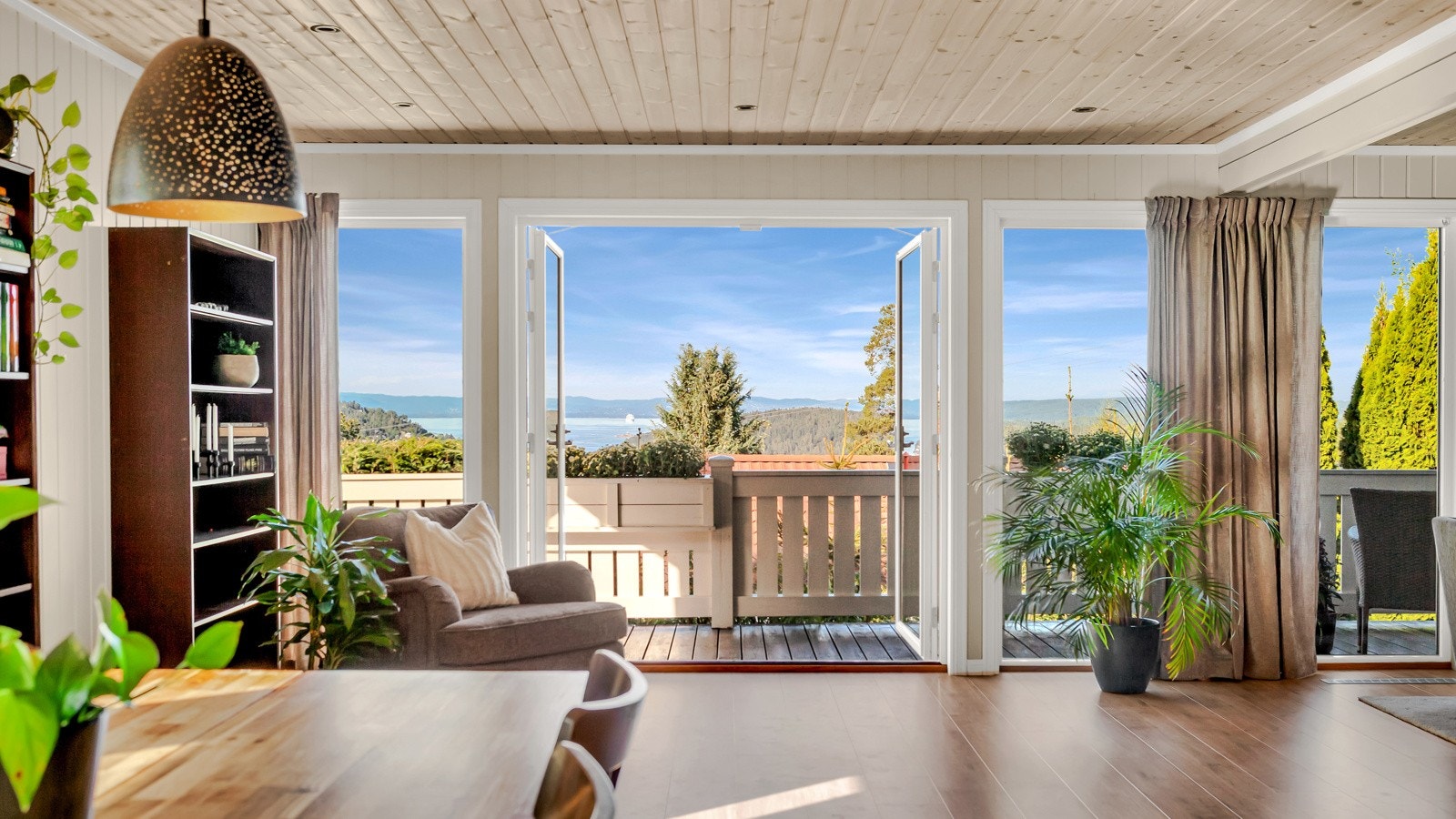 Lys og luftig stue med fantastisk utsikt over Oslofjorden. Galleribilde