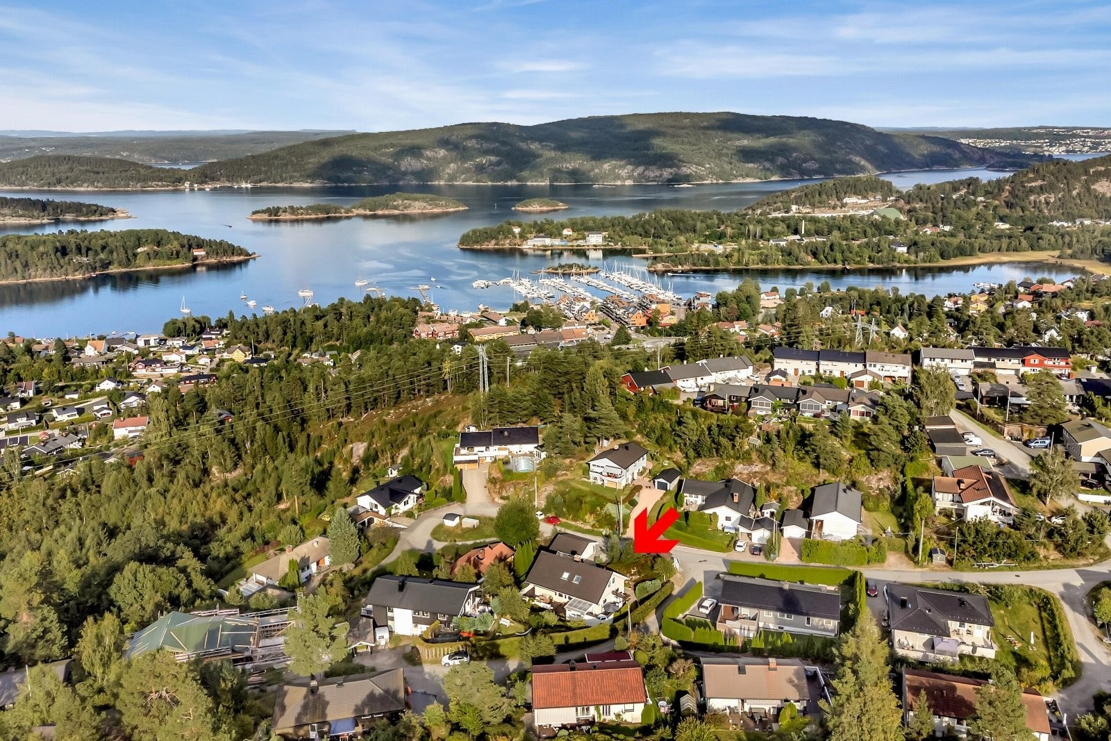 Boligen en usjenert og barnevennlig beliggenhet i blindvei med 10-15 min gange til sentrum. Galleribilde