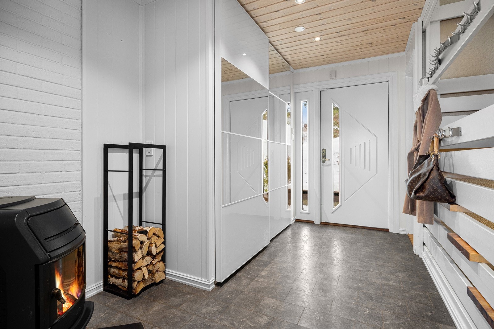 Entré med skyvedørsgarderobe. Galleribilde