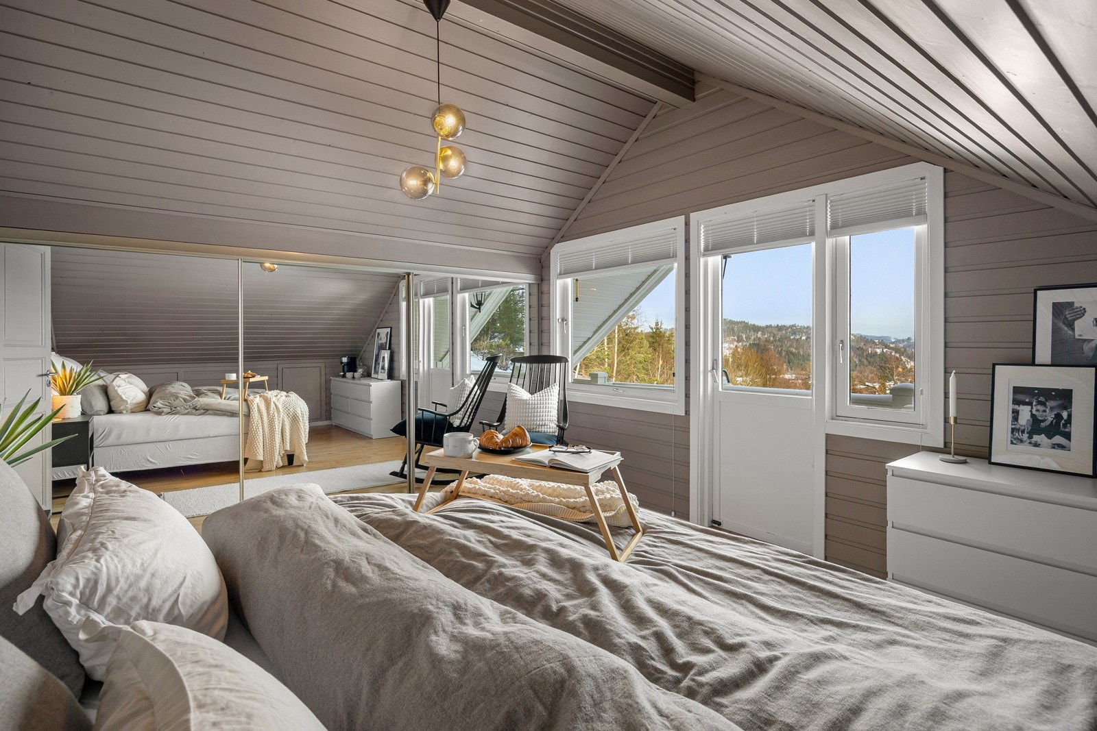 Stort hovedsoverom med skyvedørsgarderobe, vidstrakt utsikt over Oslofjorden og veranda på 11 kvm. Galleribilde