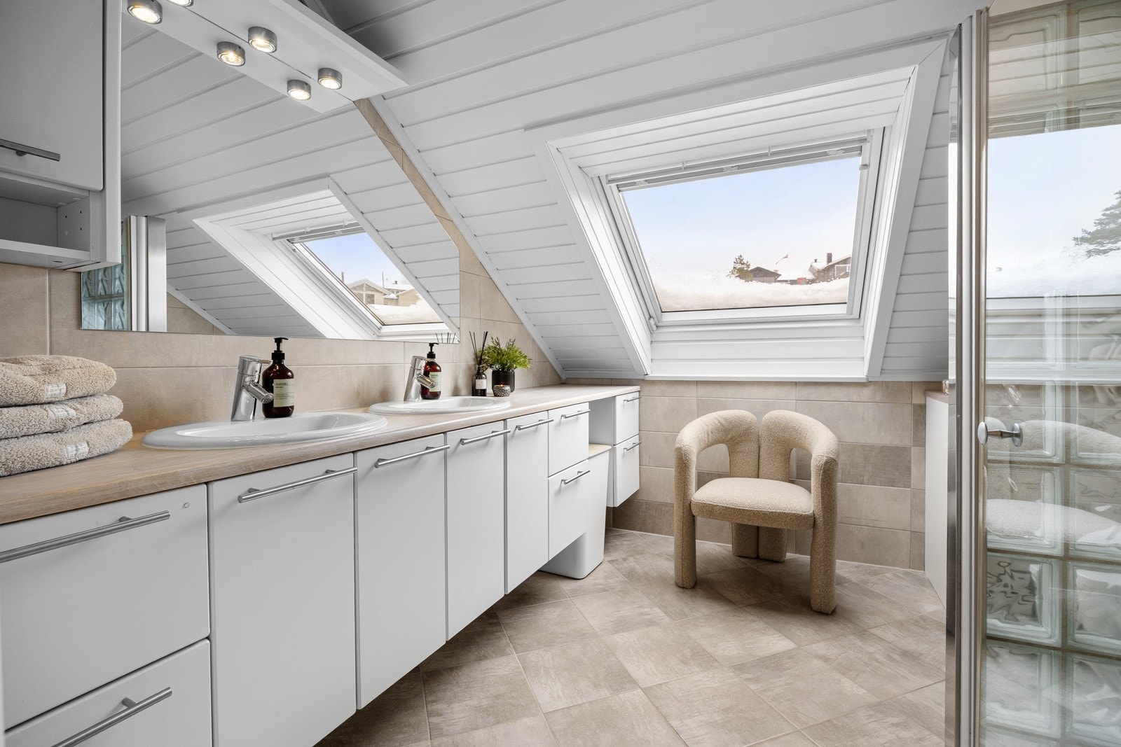 Bad fra 2013 med varme i gulv. Galleribilde