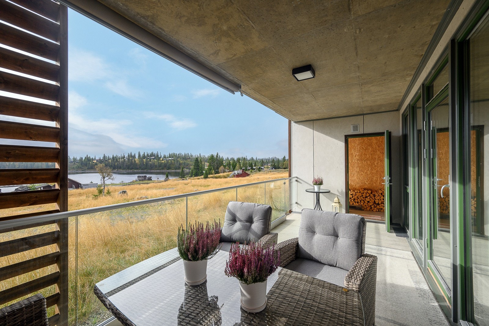 Fra stuen er det utgang til en herlig, solrik balkong. Direkte adkomst til en praktisk utebod. Galleribilde