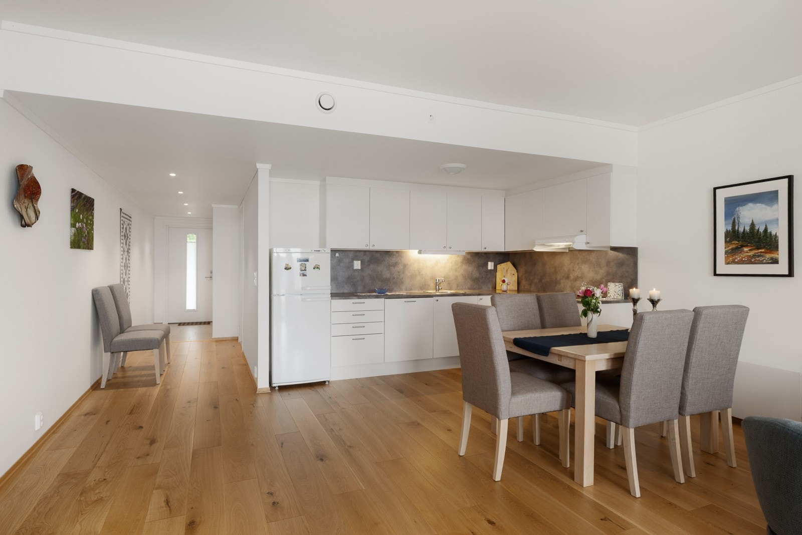 Kjøkkeninnredningen er montert i en L-form, noe som gir en en god plassutnyttelse og godt med skap- og benkeplass. Galleribilde