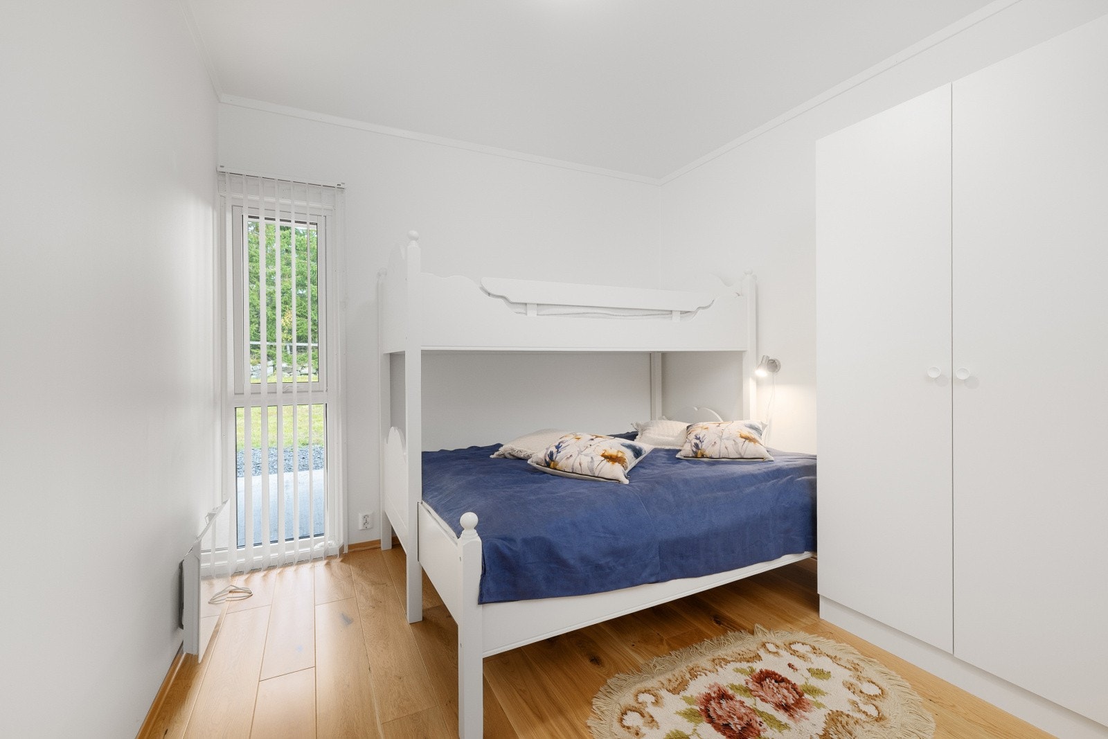 Leiligheten inneholder to soverom. Soverommene har god plass til seng med tilhørende møblement. Galleribilde