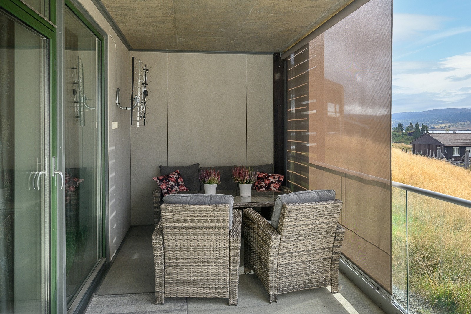 Støpt dekke, glassrekkverk og utvendige screens. Galleribilde