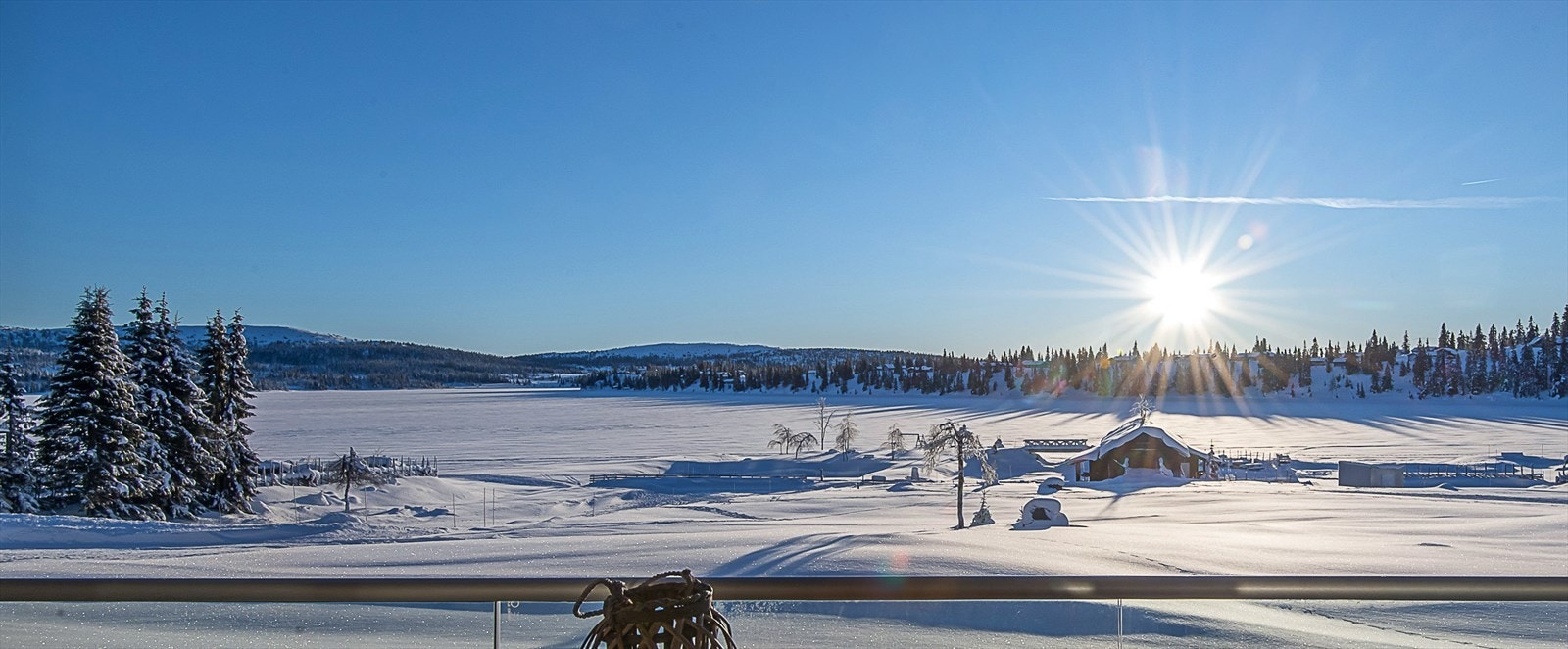 Fra leiligheten har man nydelig utsikt mot bl.a. Sjusjøvannet. Bildet er tatt fra balkongen til naboleilighet. Galleribilde
