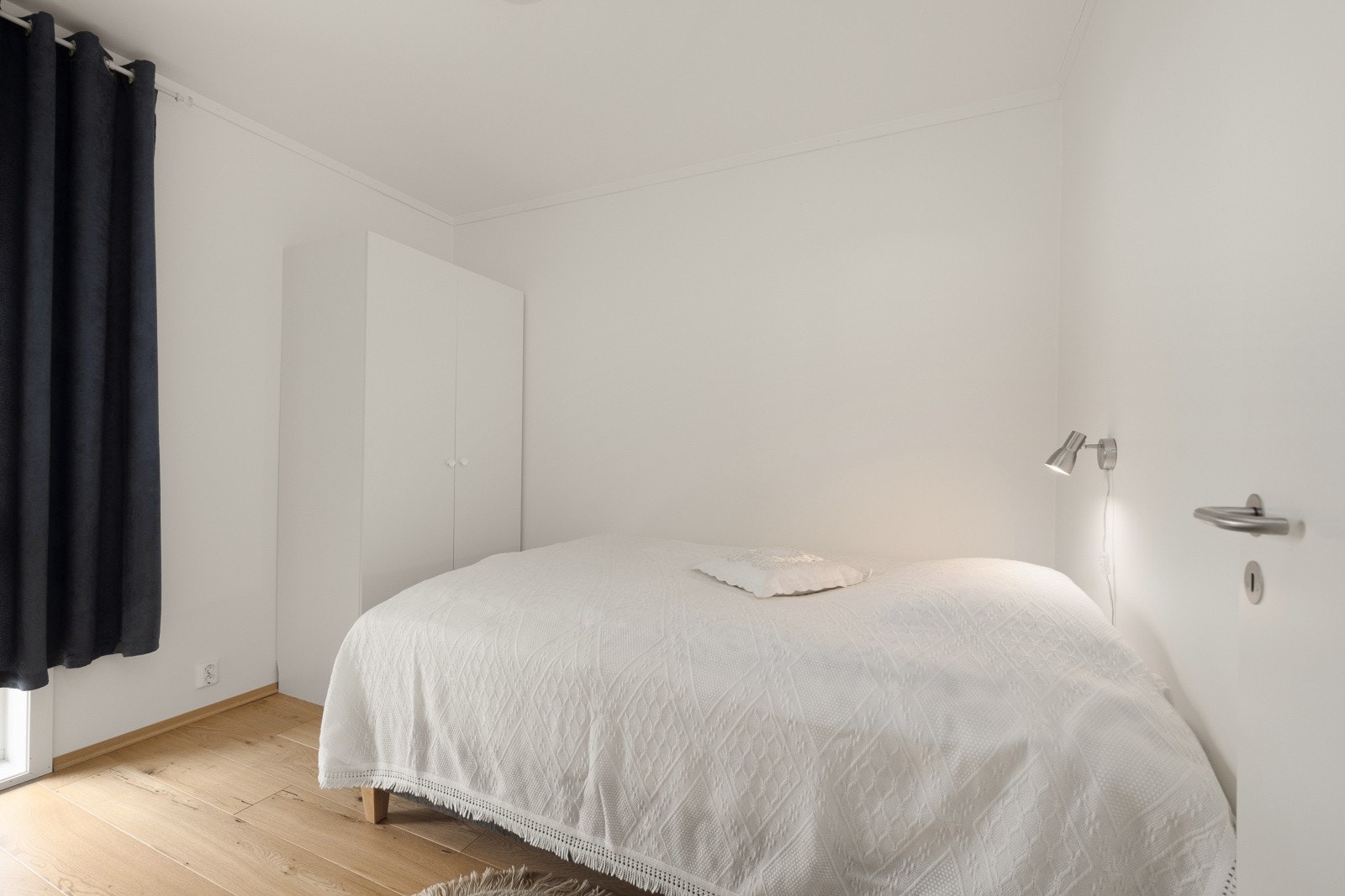 Det er montert garderobeskap på begge rommene. Galleribilde