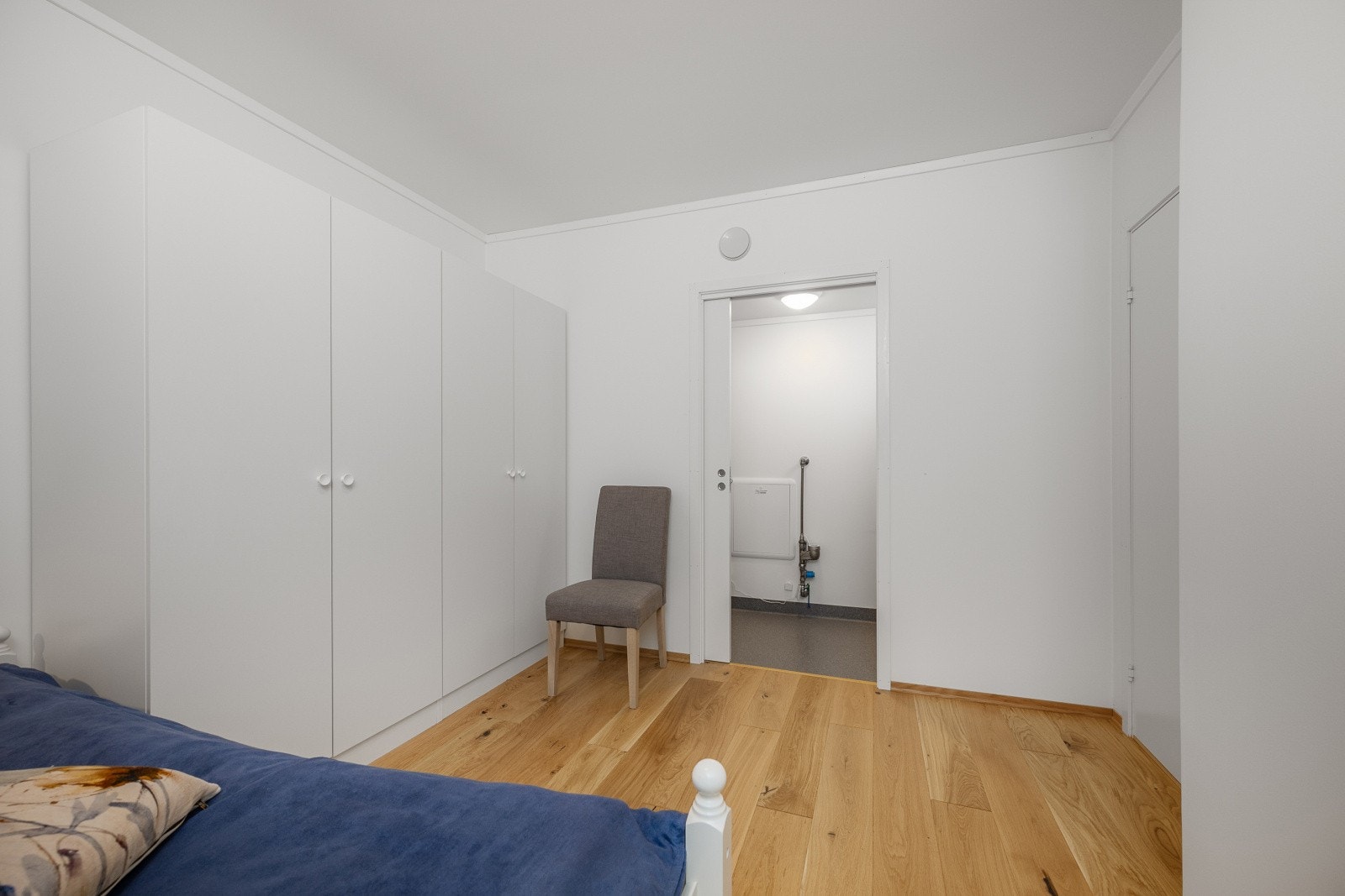 Fra det største soverommet er det direkte adkomst til en bod/teknisk rom. Galleribilde