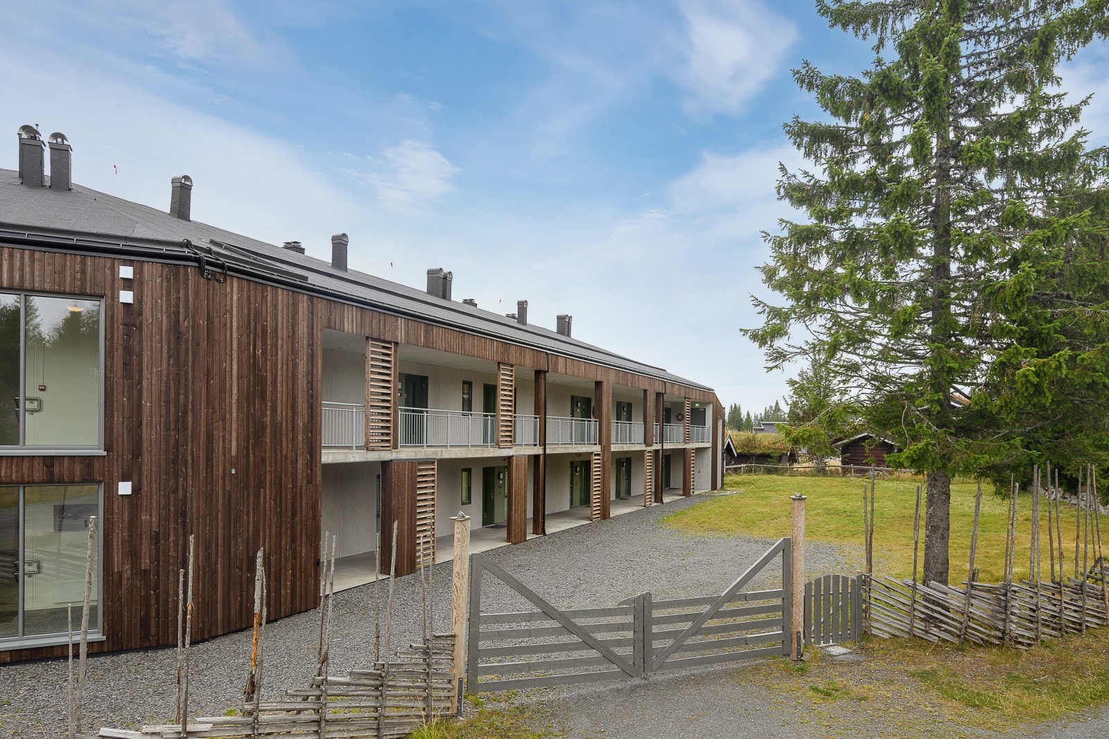 Leiligheten har trappefri adkomst fra felles gårdsplass, via svalgang. Galleribilde