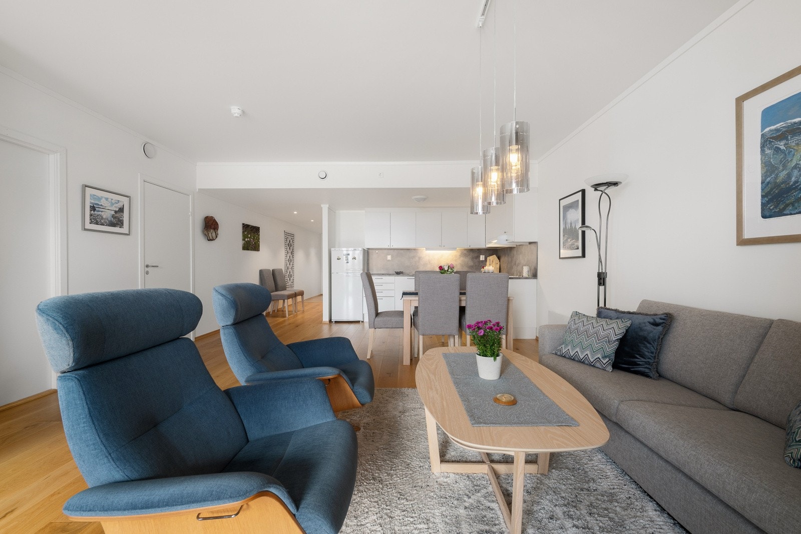 Stue og kjøkken ligger i åpen planløsning, og utgjør til sammen et sosialt allrom! Galleribilde