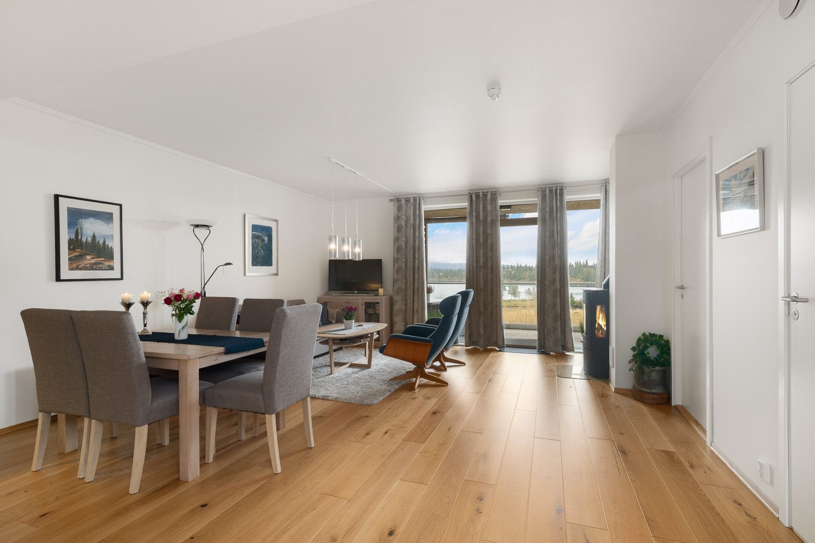 Velkommen inn! Leiligheten har en tidløs standard, med slette vegger og tak samt parkett på gulv. Galleribilde