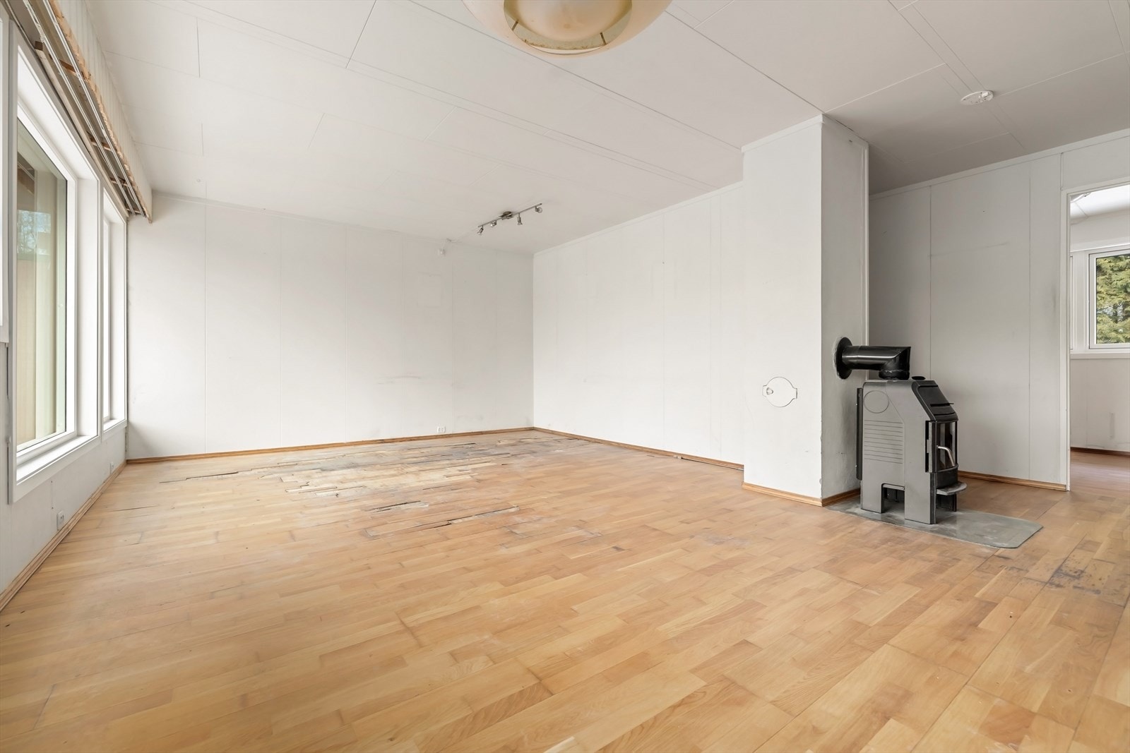 Ded et vedovn og pipeløp i stuen. Galleribilde