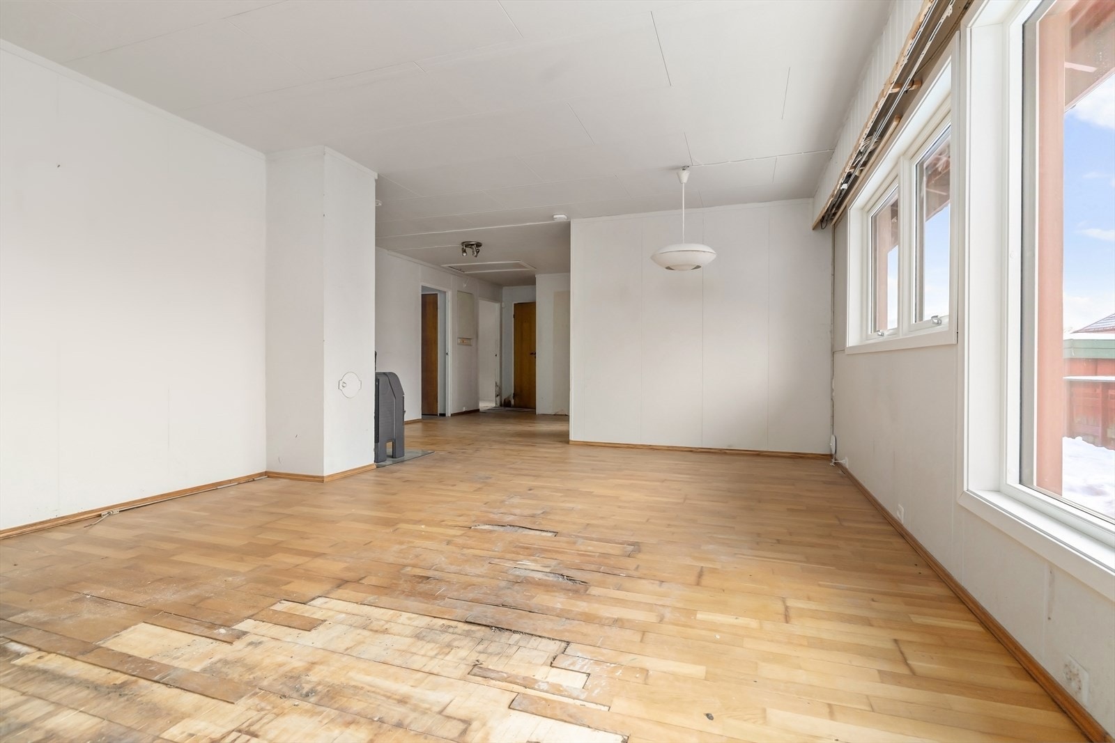 Boligen har kaldt loft for lagring og utebod i hagen. Galleribilde