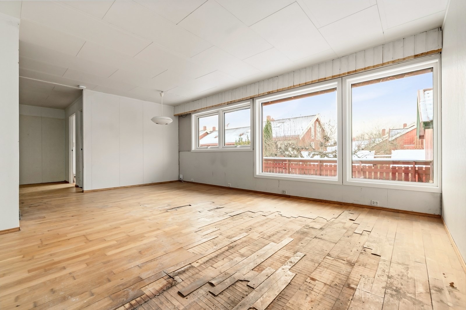 Stuen trenger nye overflater, men vinduer og ytterdører er nye 2025/2026 Galleribilde