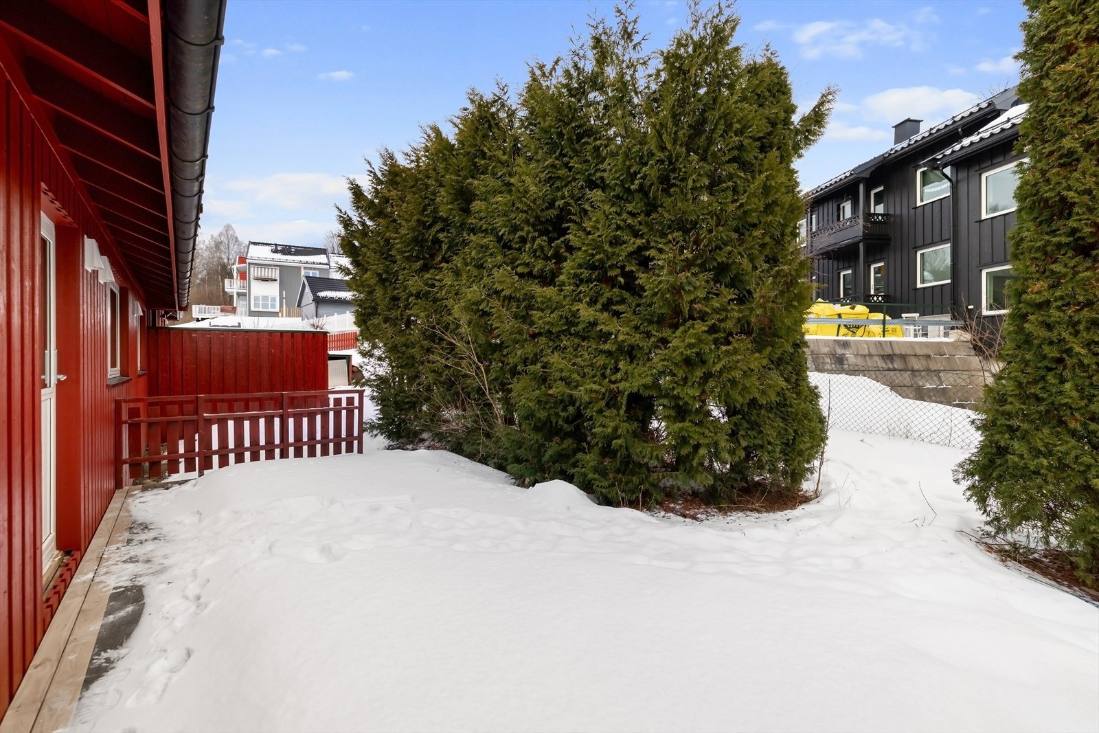 Boligen har i alt 58 m² terrasse . Terrasse ved inngangsdøren 36 kvm og terrasse bak huset 22 kvm. Galleribilde