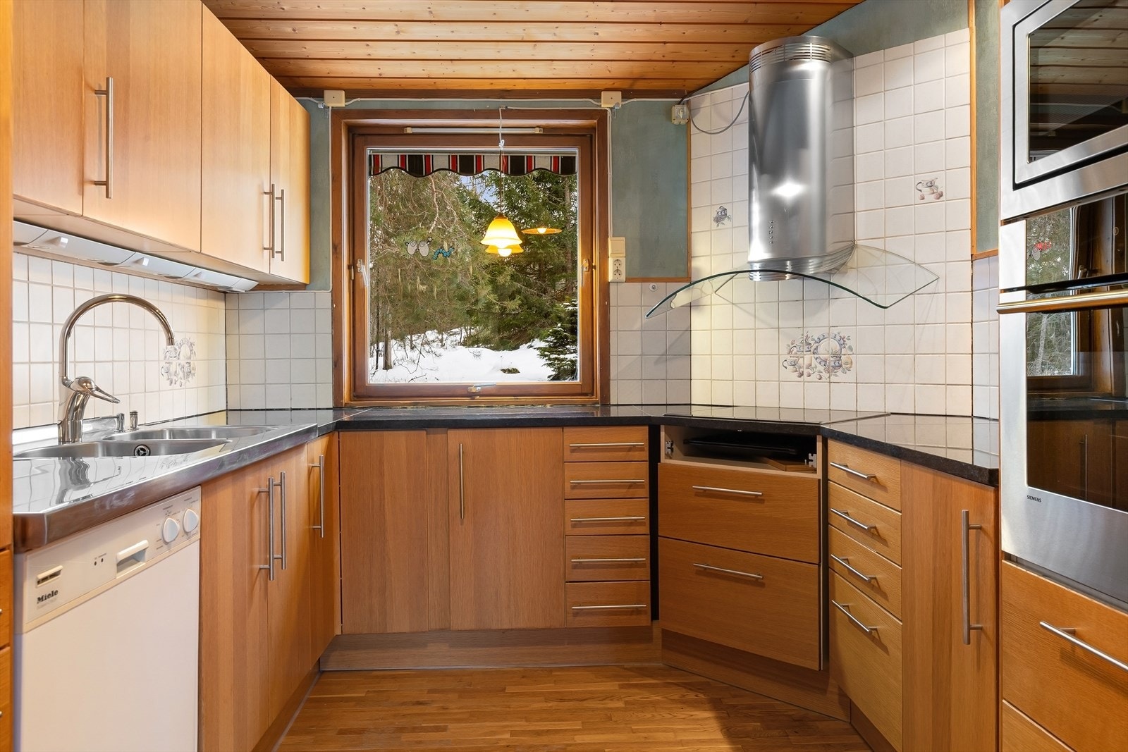 Vindu i rommet gir fine naturlige lysforhold Galleribilde