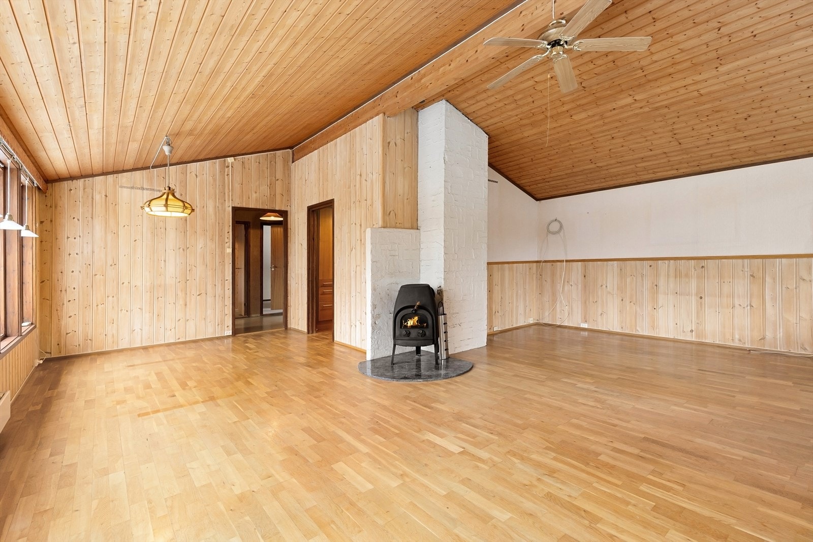 Stue mot kjøkken og gang Galleribilde