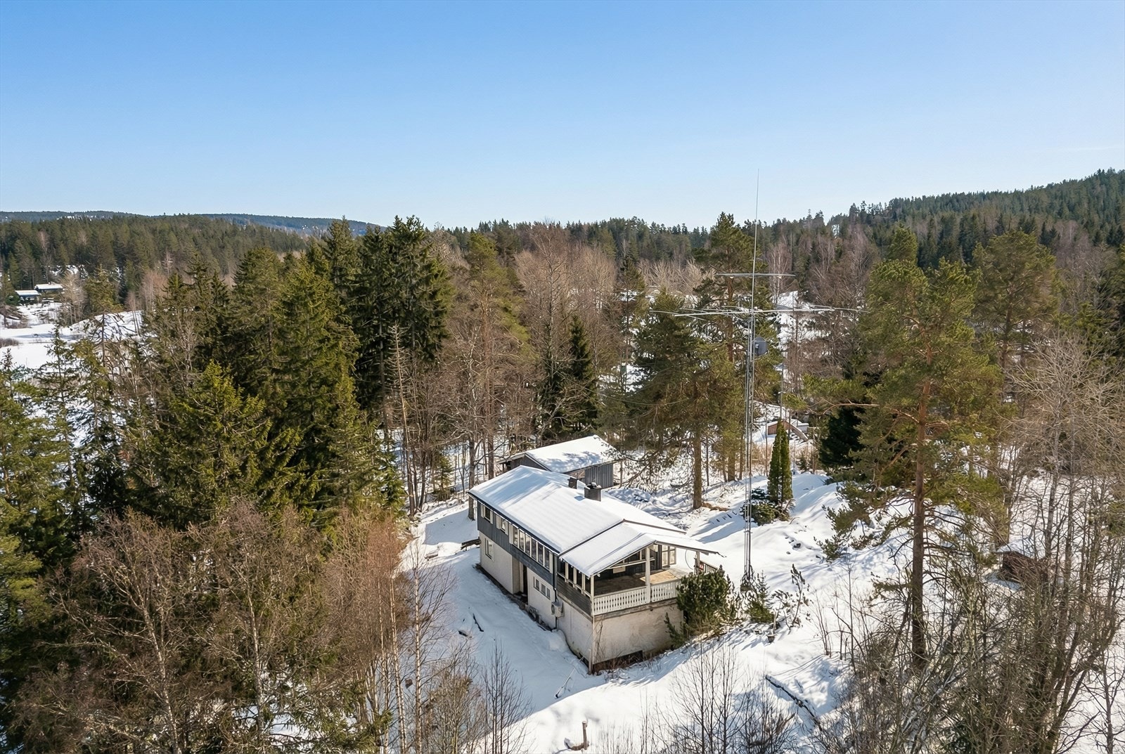 Eneboligen går over to plan med delvis plen og i stor grad naturtomt rundt Galleribilde