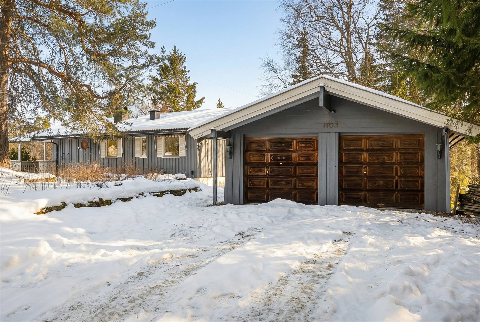 Det er dobbelgarasje og utendørs biloppstillingsplasser på egen tomt Galleribilde