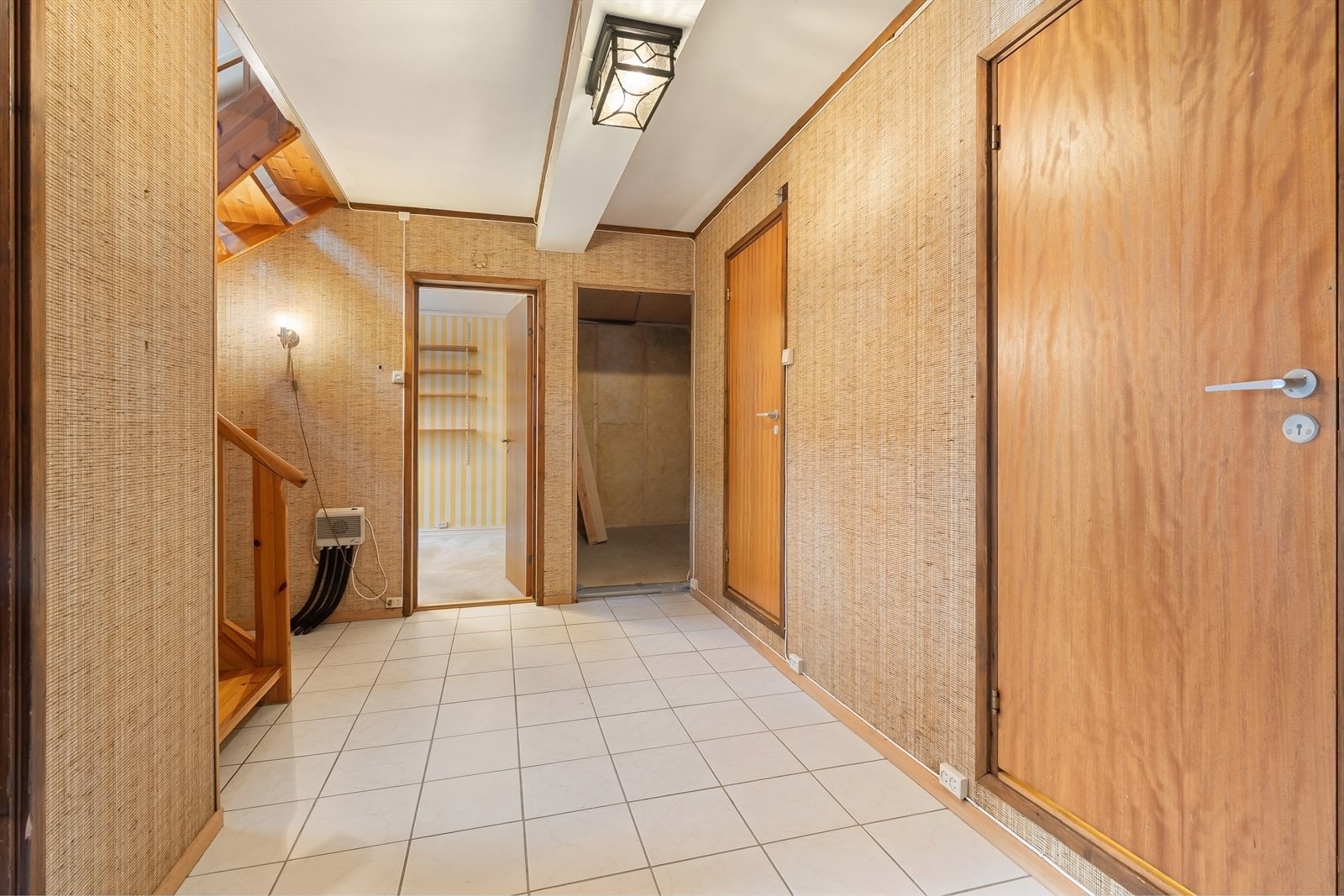 Romslig entré/gang Galleribilde