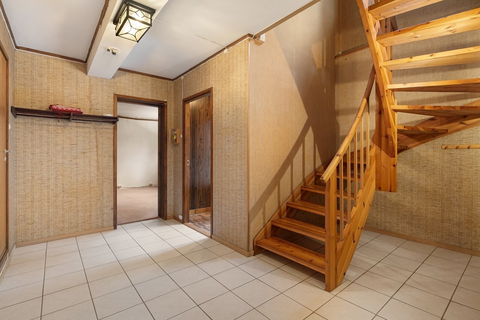 Entreen i u. etg med fliser på gulv Galleribilde