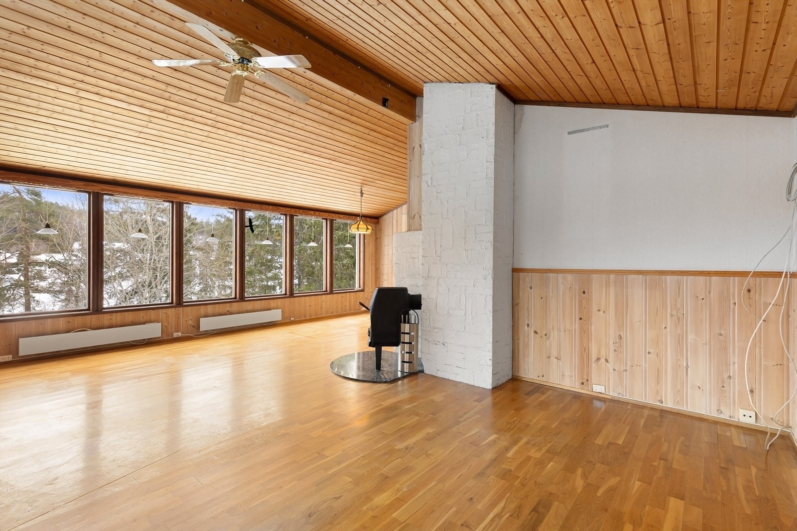 Stuen har store vindusflater med utsikt mot Tangentjern Galleribilde