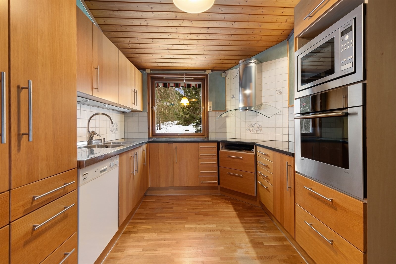 Kjøkken med god benke- og skapplass Galleribilde