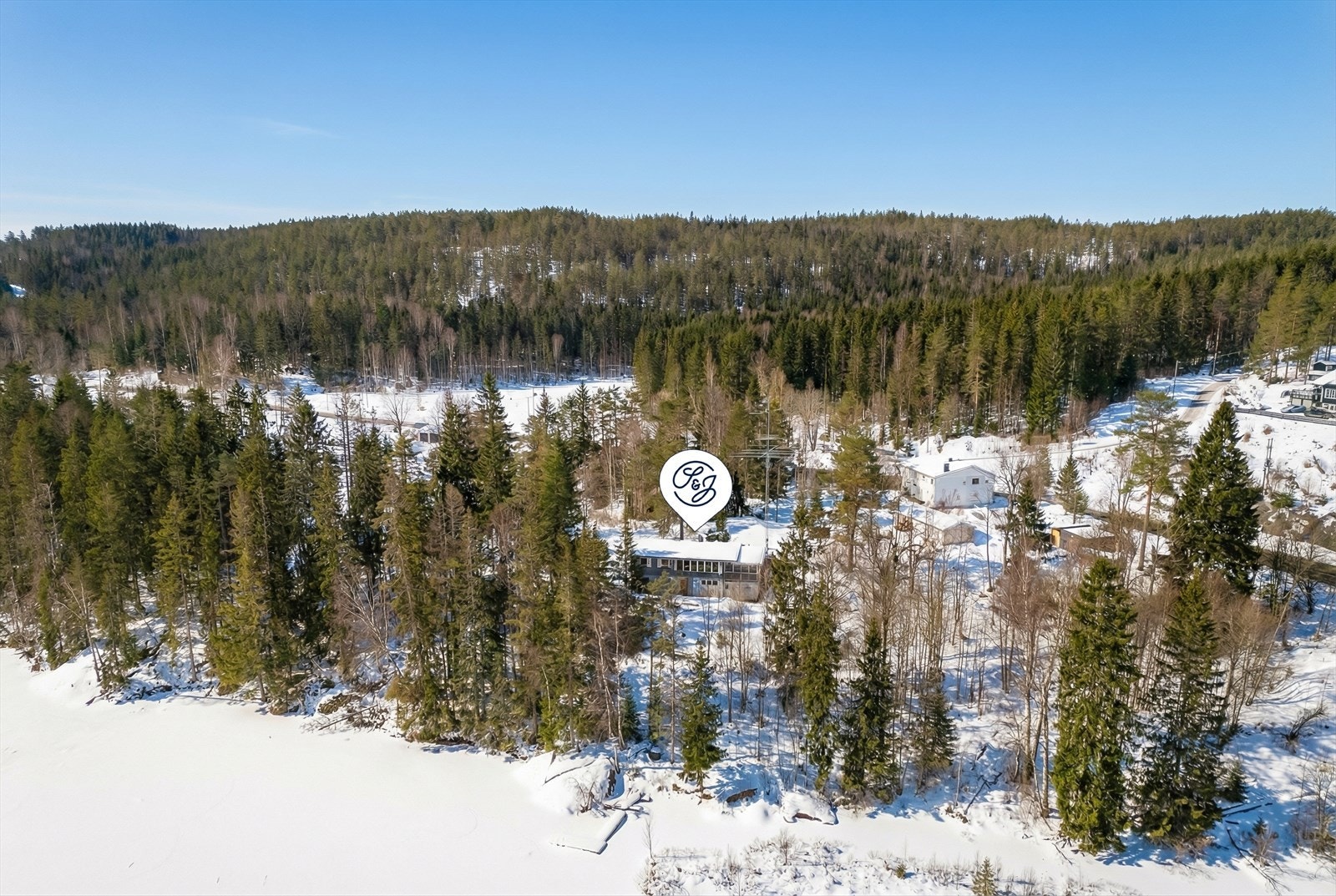 Svært idyllisk eiendom med "strandlinje" mot Tangentjern og 3,1 mål tomt Galleribilde