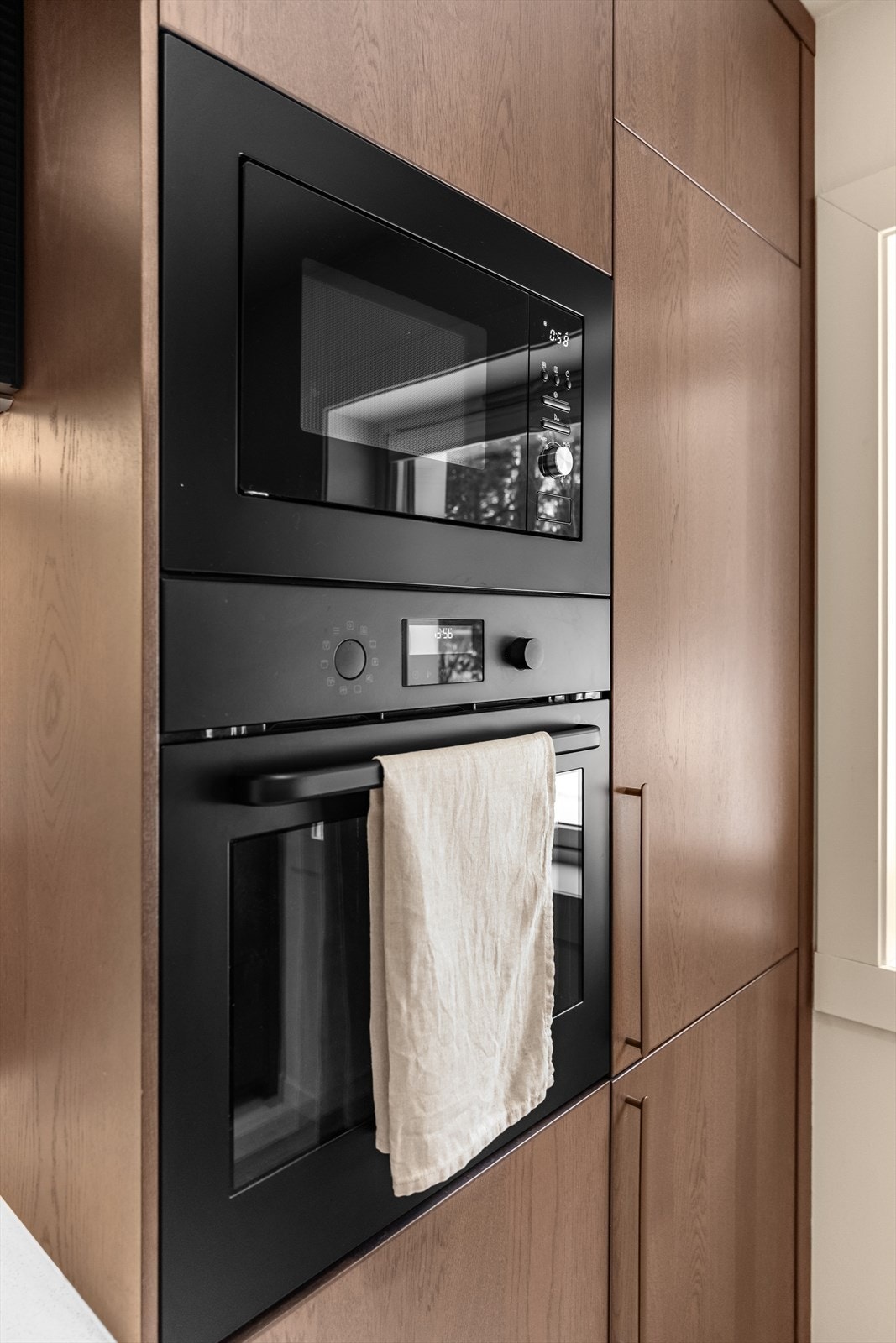 Integrerte hvitevarer som induksjonstopp, stekeovn, micro, oppvaskmaskin og kjøl/fryseskap. Det er Waterguard montert under vaskekummen. Galleribilde