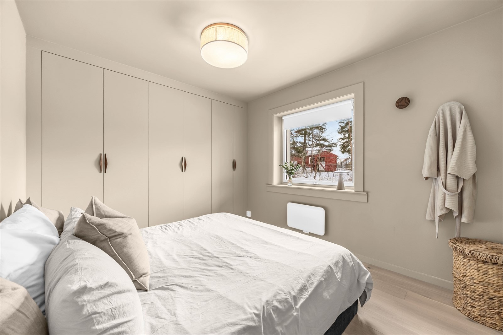 Et pent og lunt soverom med plass til dobbeltseng godt med skapplass i lekker og innebygd pax garderobe. Galleribilde